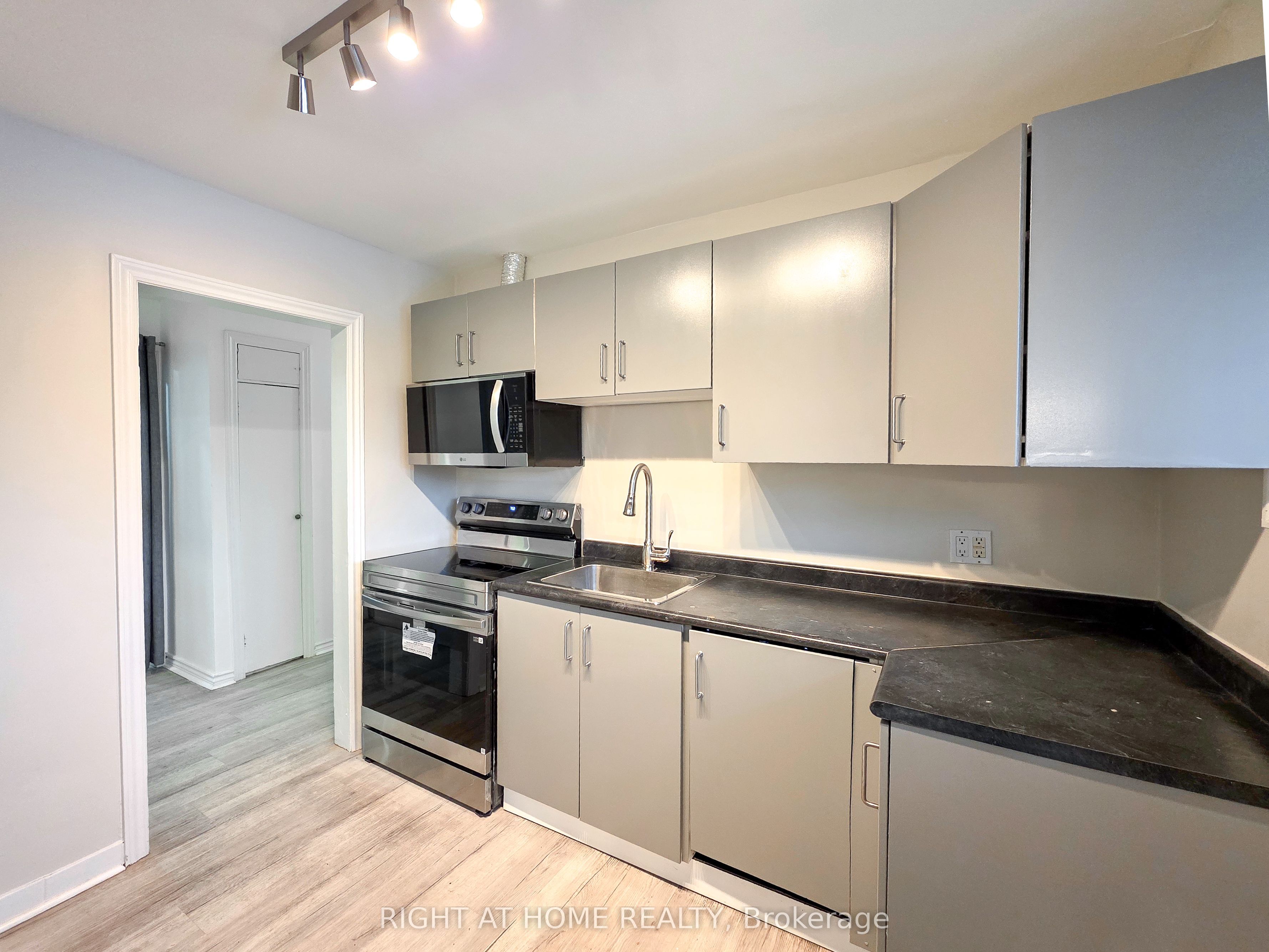 708 Carnegie Avenue Main, Oshawa, ON L1G 4R6 photo 3