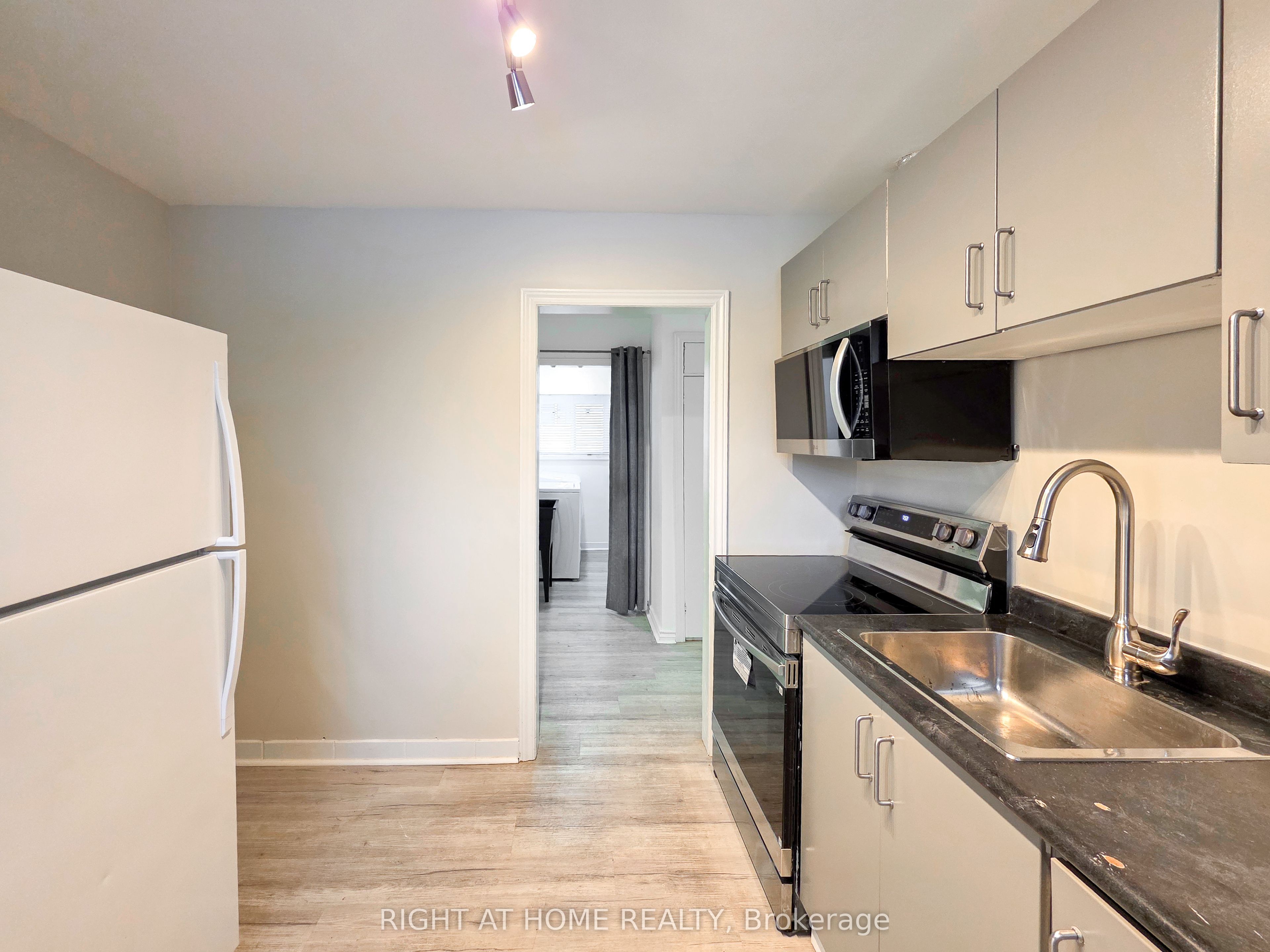 708 Carnegie Avenue Main, Oshawa, ON L1G 4R6 photo 4