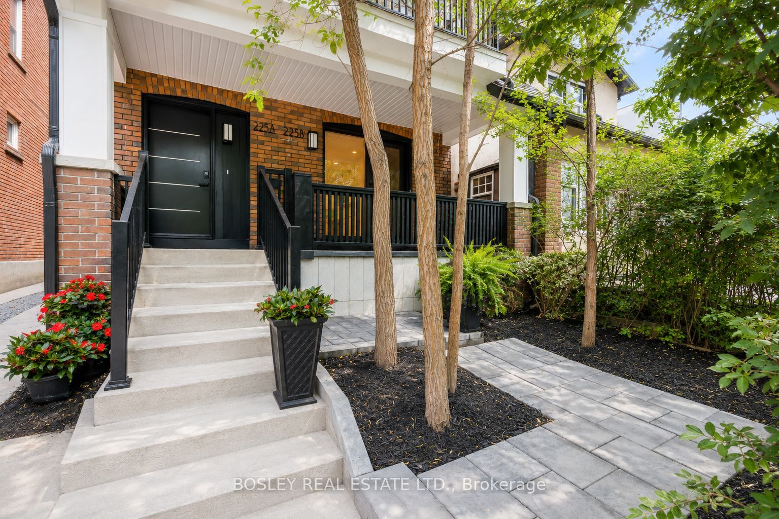 225 Gainsborough Road A, Toronto, ON M4L 3C7 photo 2