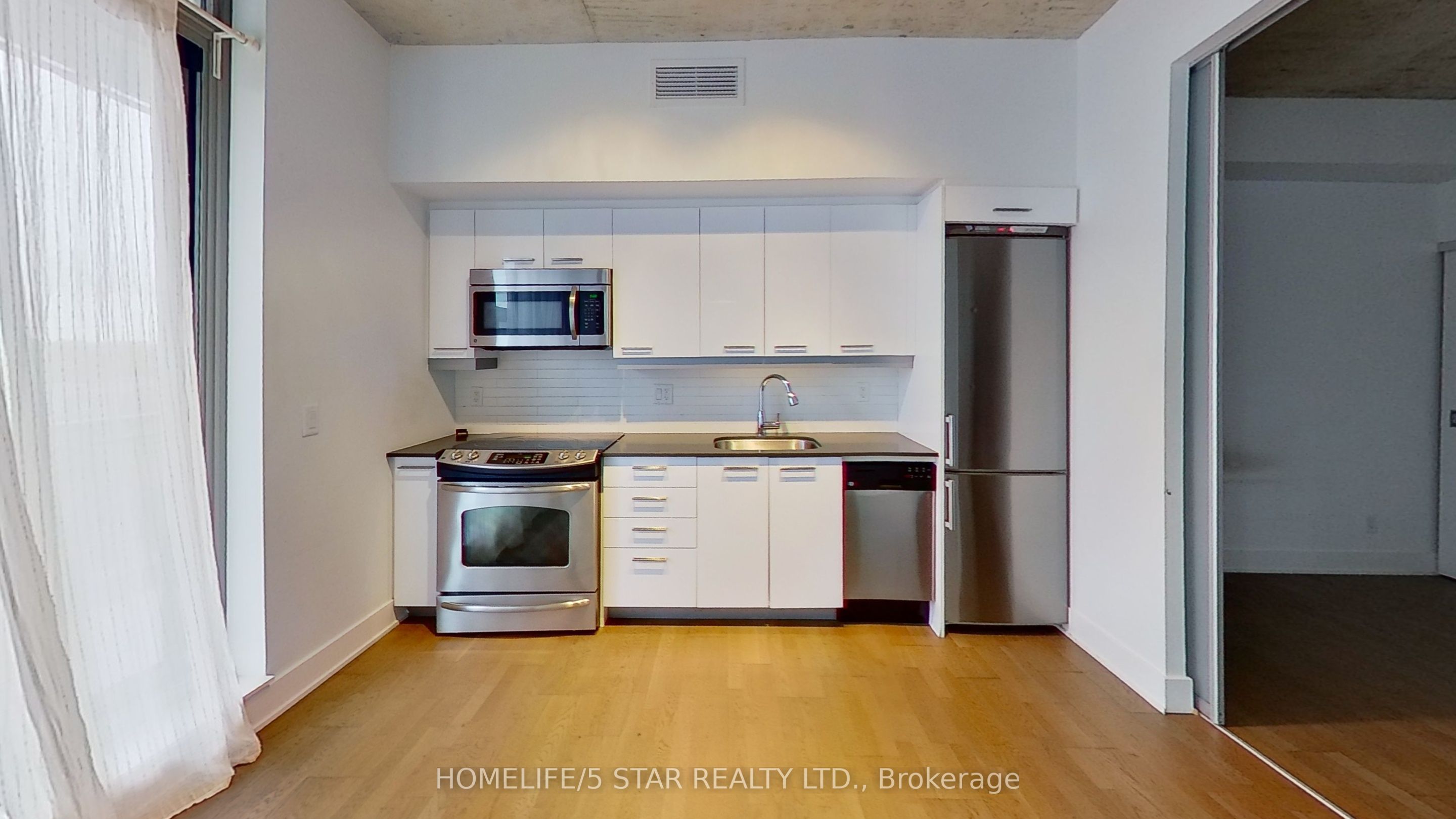 630 Queen Street E 603, Toronto, ON M4M 1G3 photo 2