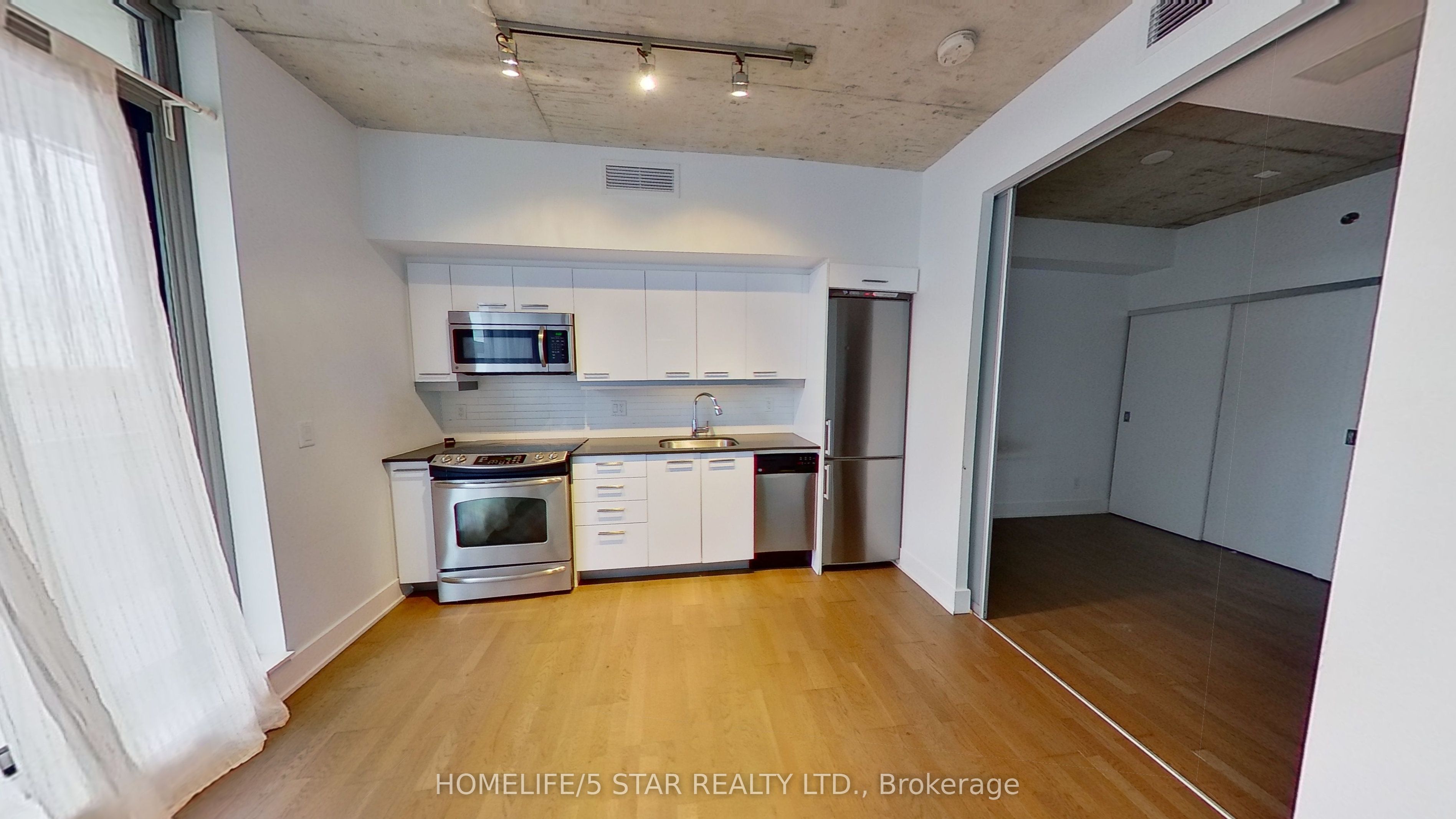 630 Queen Street E 603, Toronto, ON M4M 1G3 photo 3
