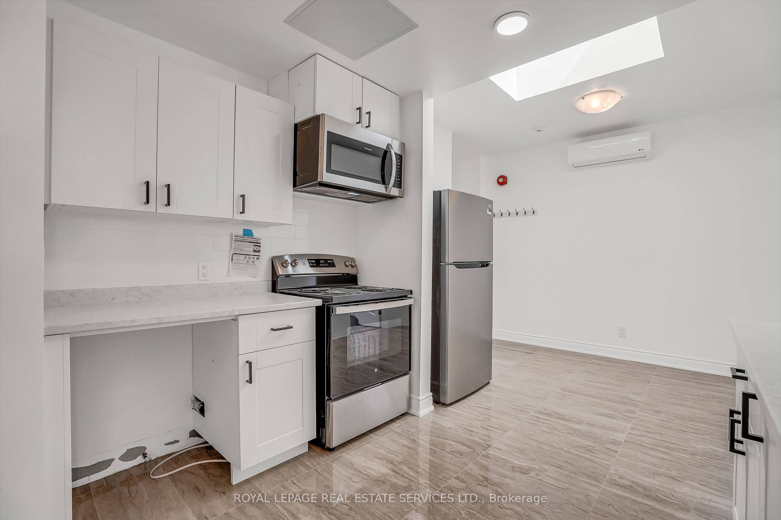 2820 Danforth Avenue 302, Toronto, ON M4C 1M1 photo 2