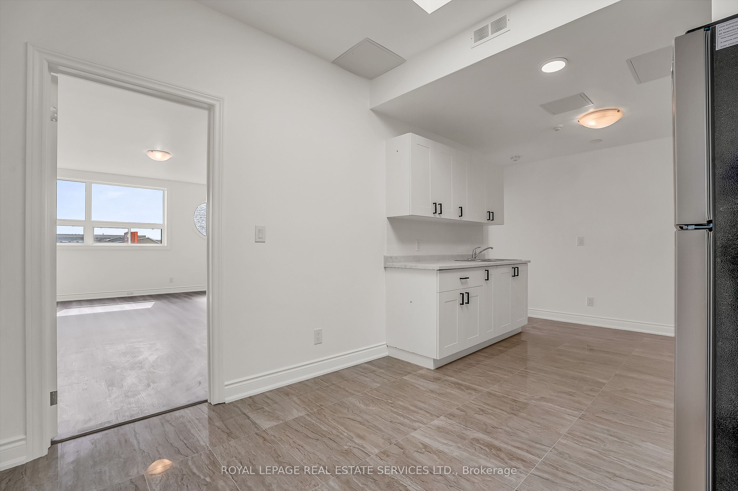 2820 Danforth Avenue 302, Toronto, ON M4C 1M1 photo 3
