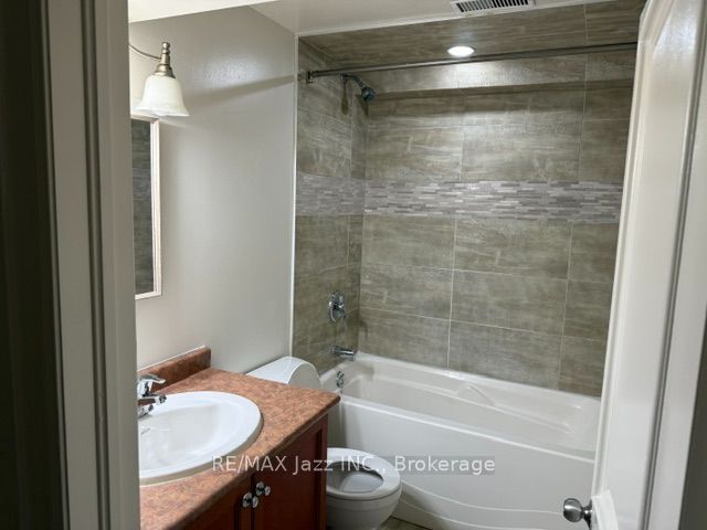 105 Scott Street, Whitby, ON L1N 3L2 photo 4