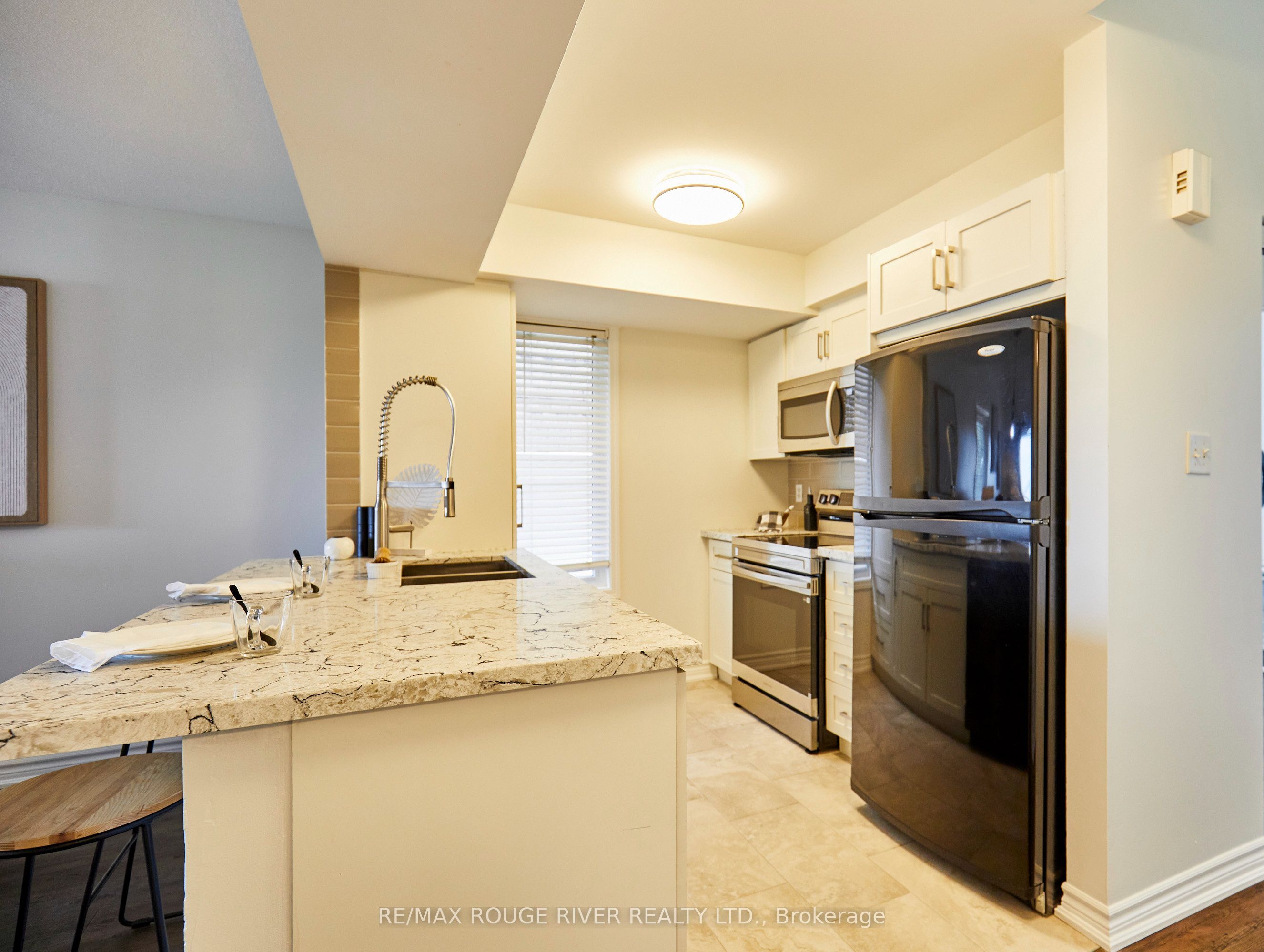 92 Petra Way 3, Whitby, ON L1R 0A3 photo 3