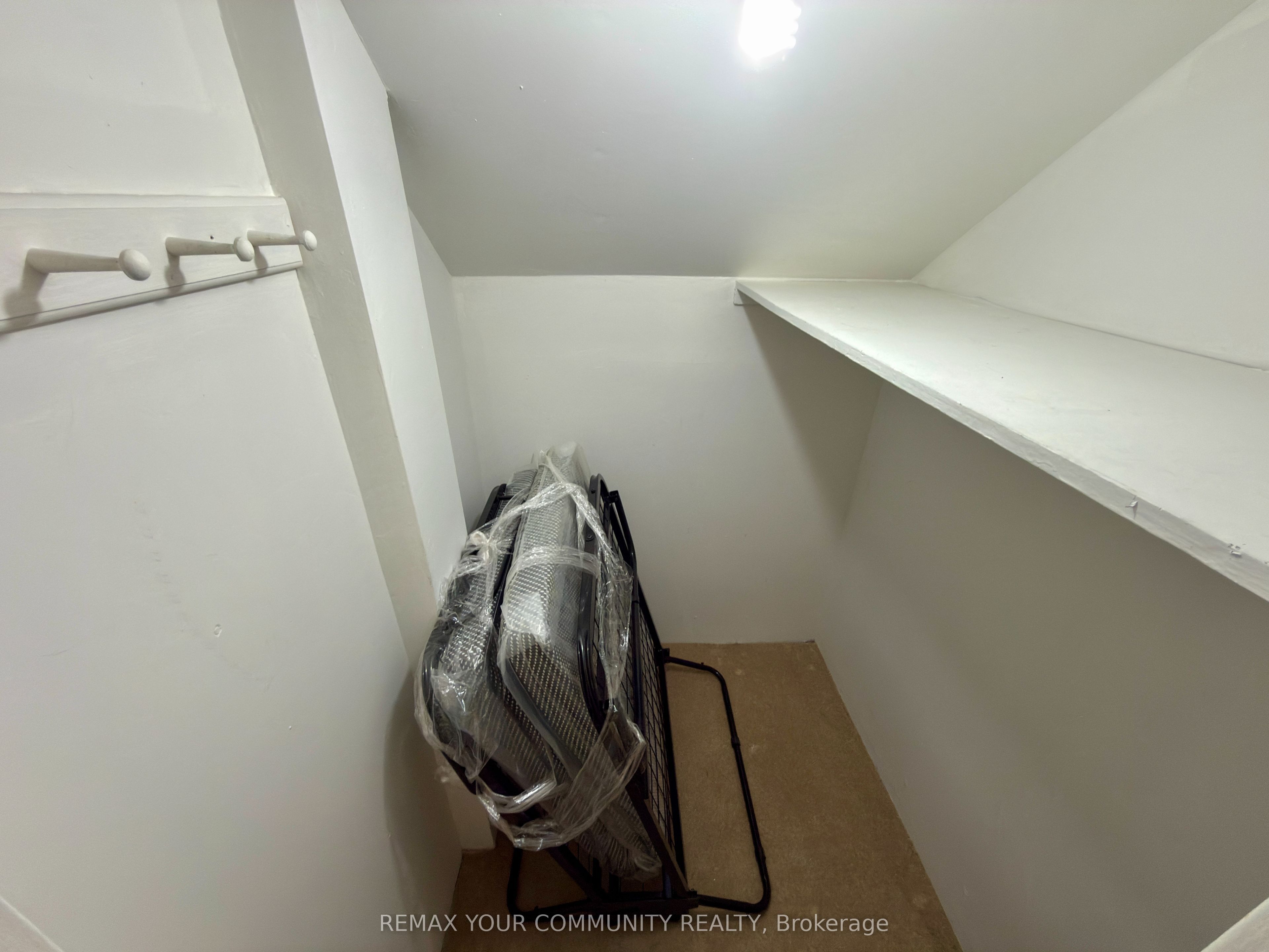 86 Lesmount Avenue Lower Room 2, Toronto, ON M4J 3V9 photo 4
