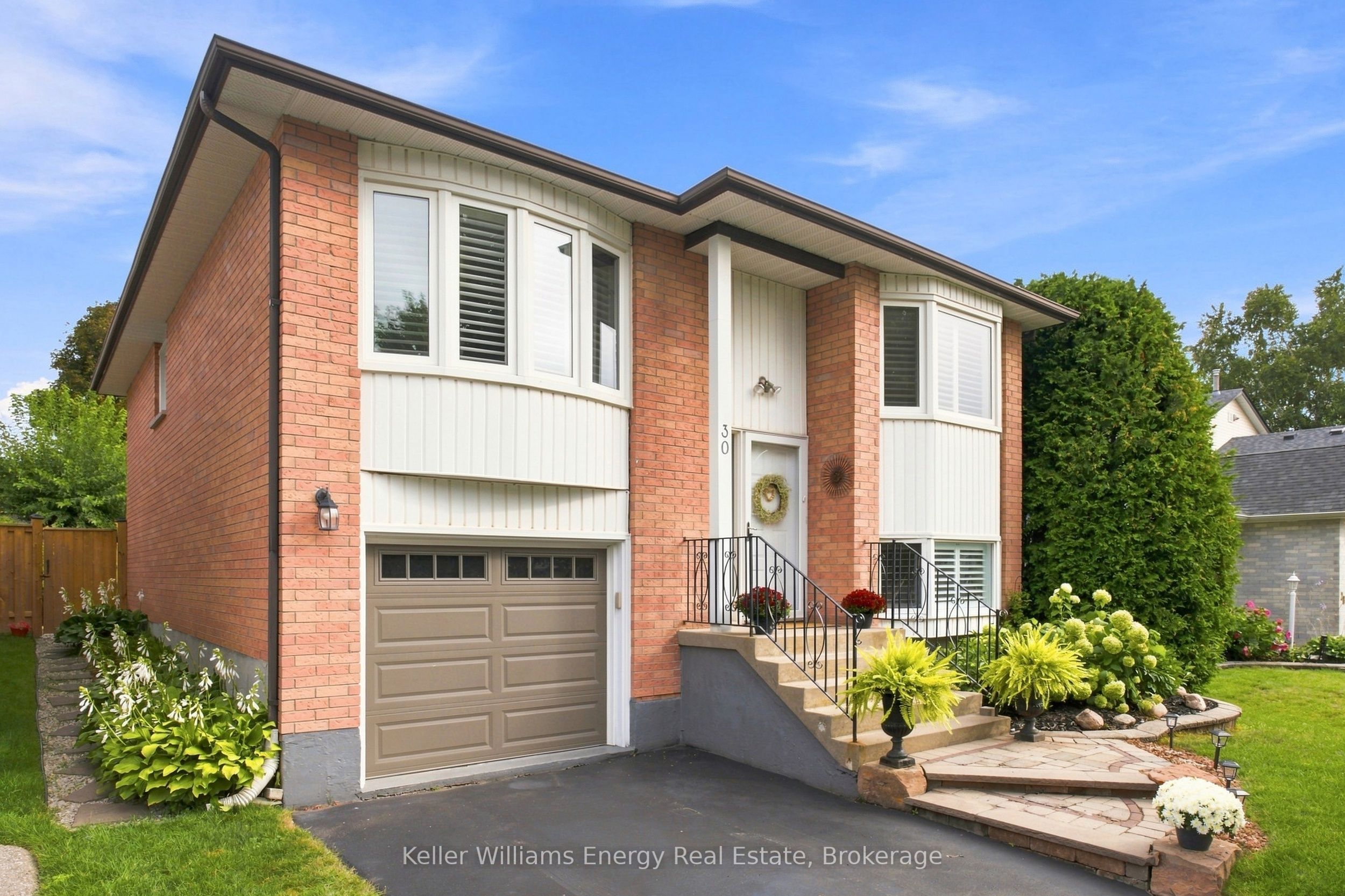 30 Alderbrook Drive, Clarington, ON L1E 1Z6 photo 2