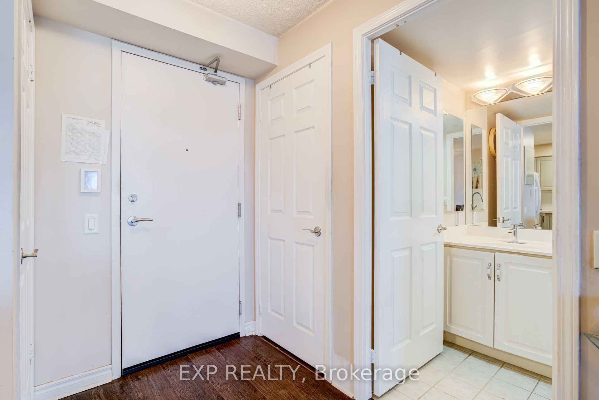 8 Mondeo Drive 1409, Toronto, ON M1P 5C7 photo 3