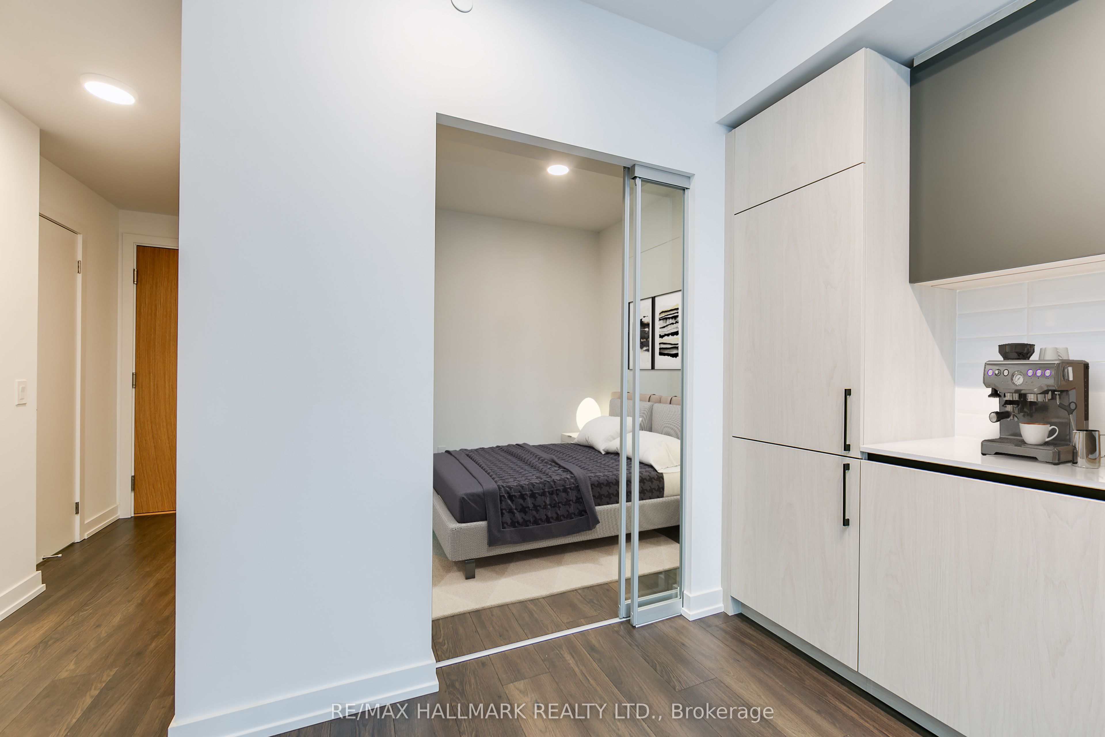 150 Logan Avenue 419, Toronto, ON M4M 0E4 photo 4