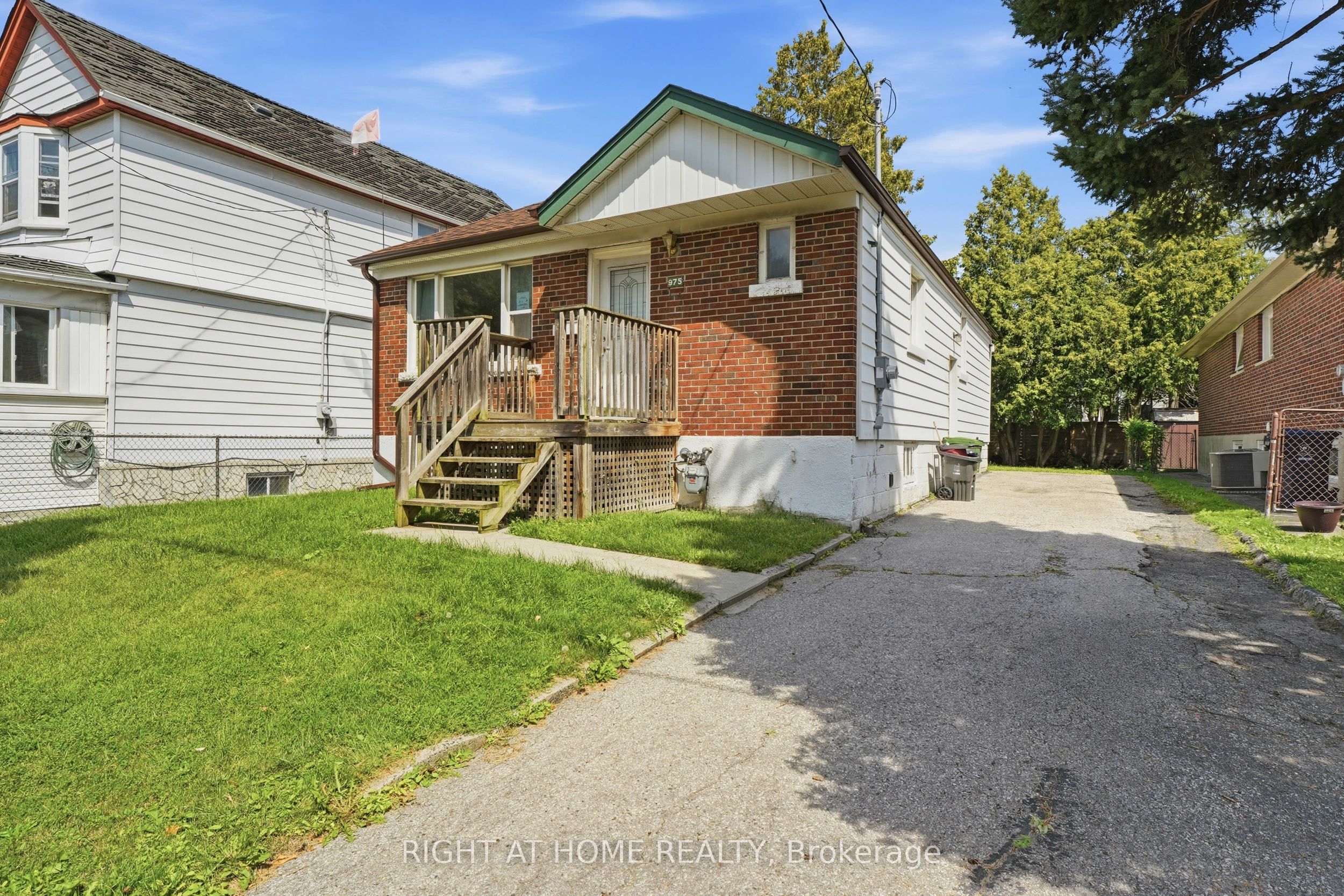 975 Victoria Park Avenue, Toronto, ON M4B 2J4 photo 2
