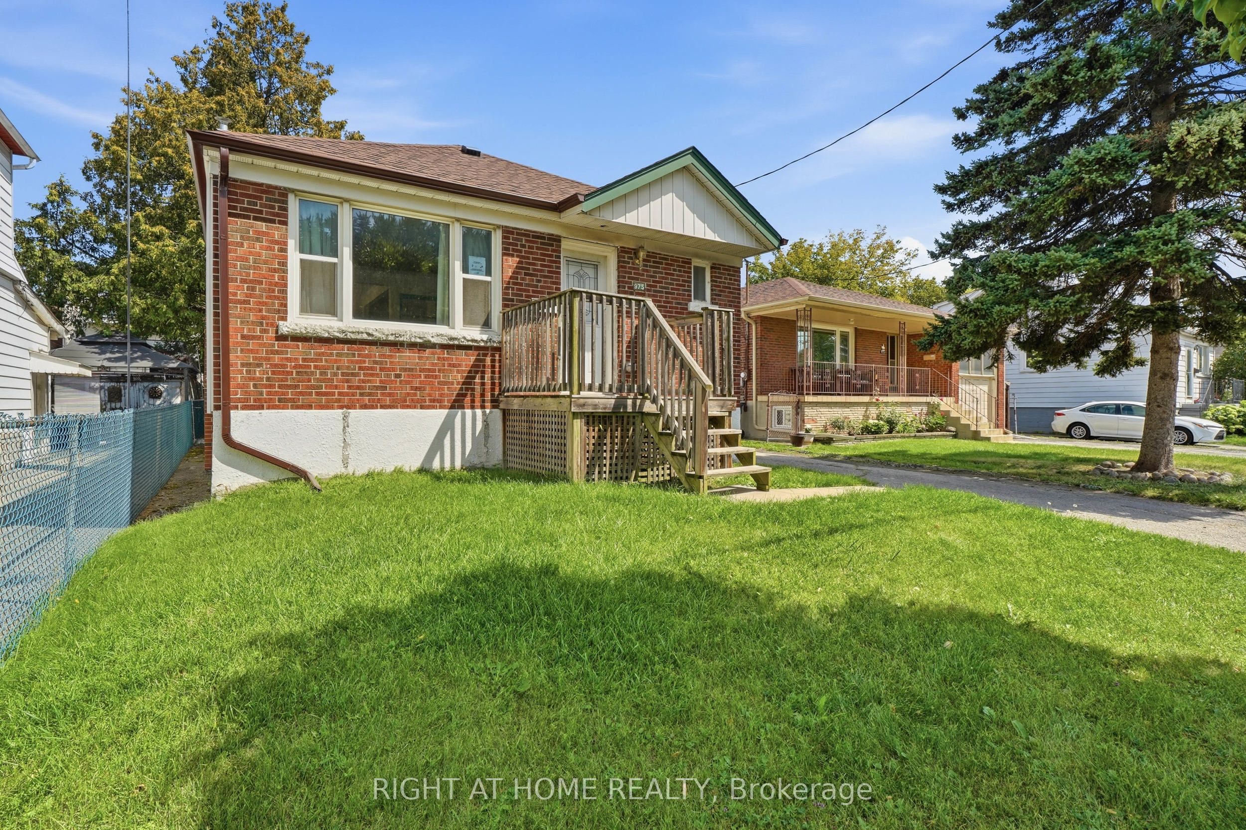 975 Victoria Park Avenue, Toronto, ON M4B 2J4 photo 3