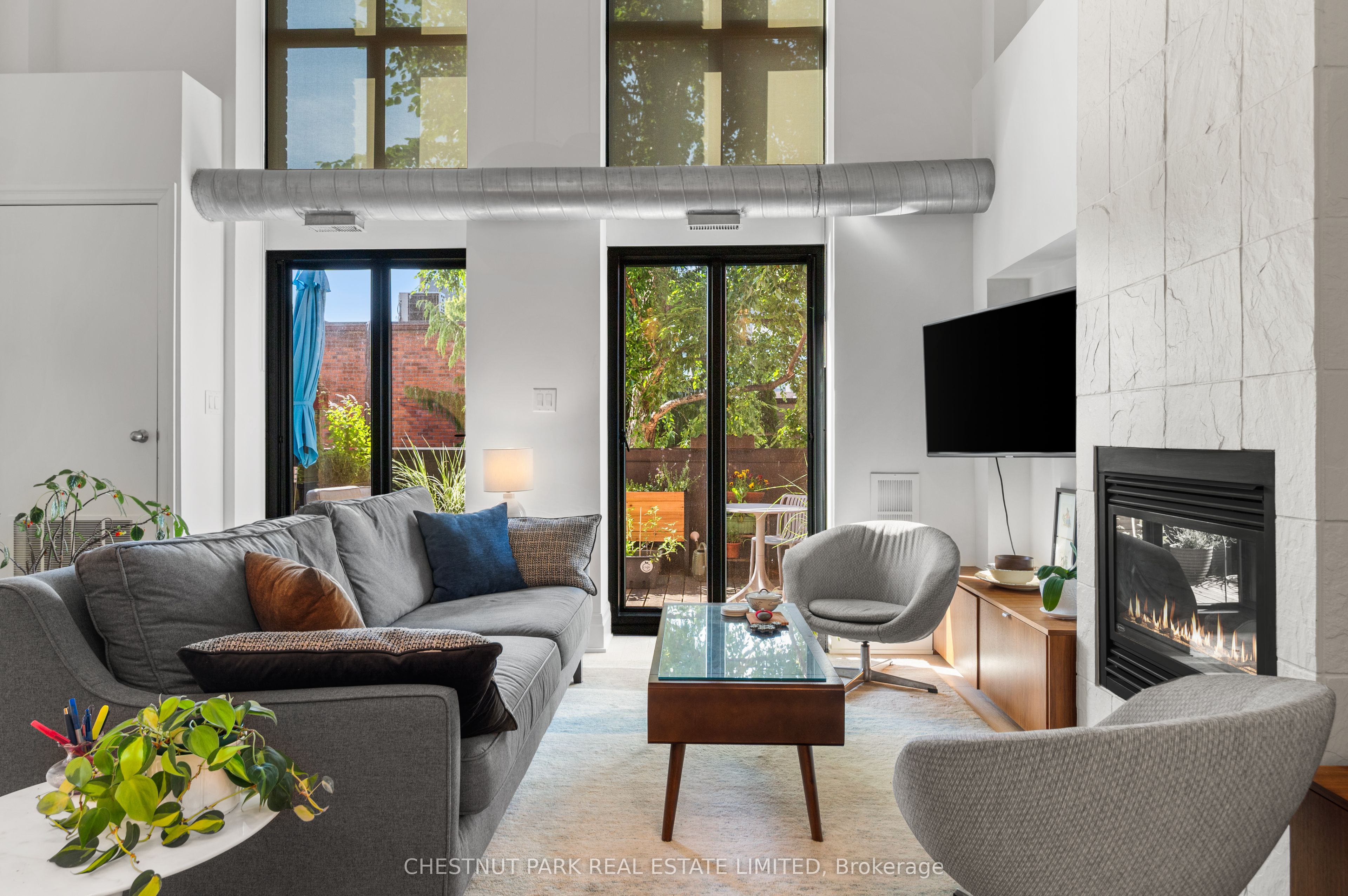 525 Logan Avenue 105, Toronto, ON M4K 3B3 photo 2