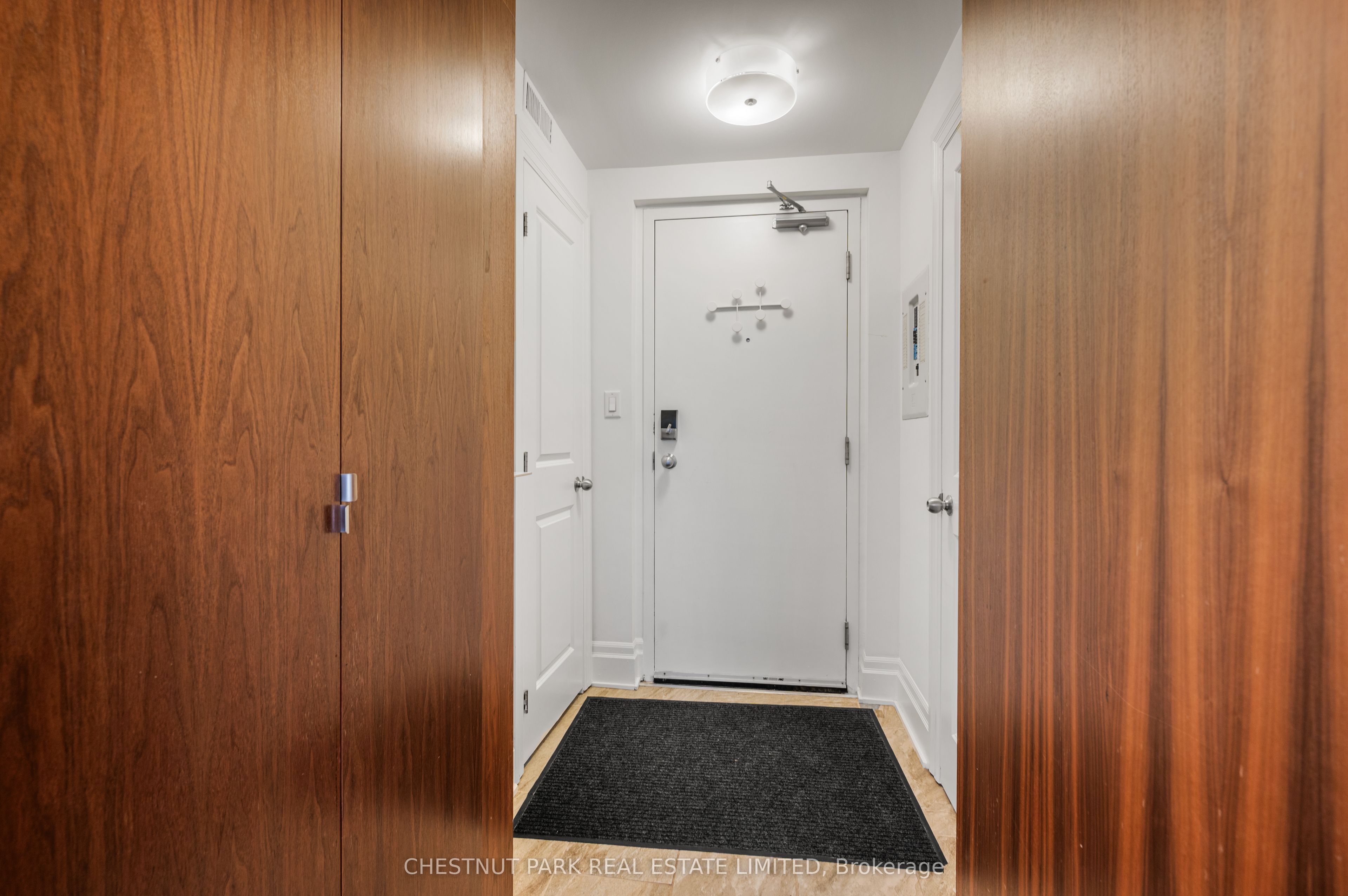 525 Logan Avenue 105, Toronto, ON M4K 3B3 photo 3