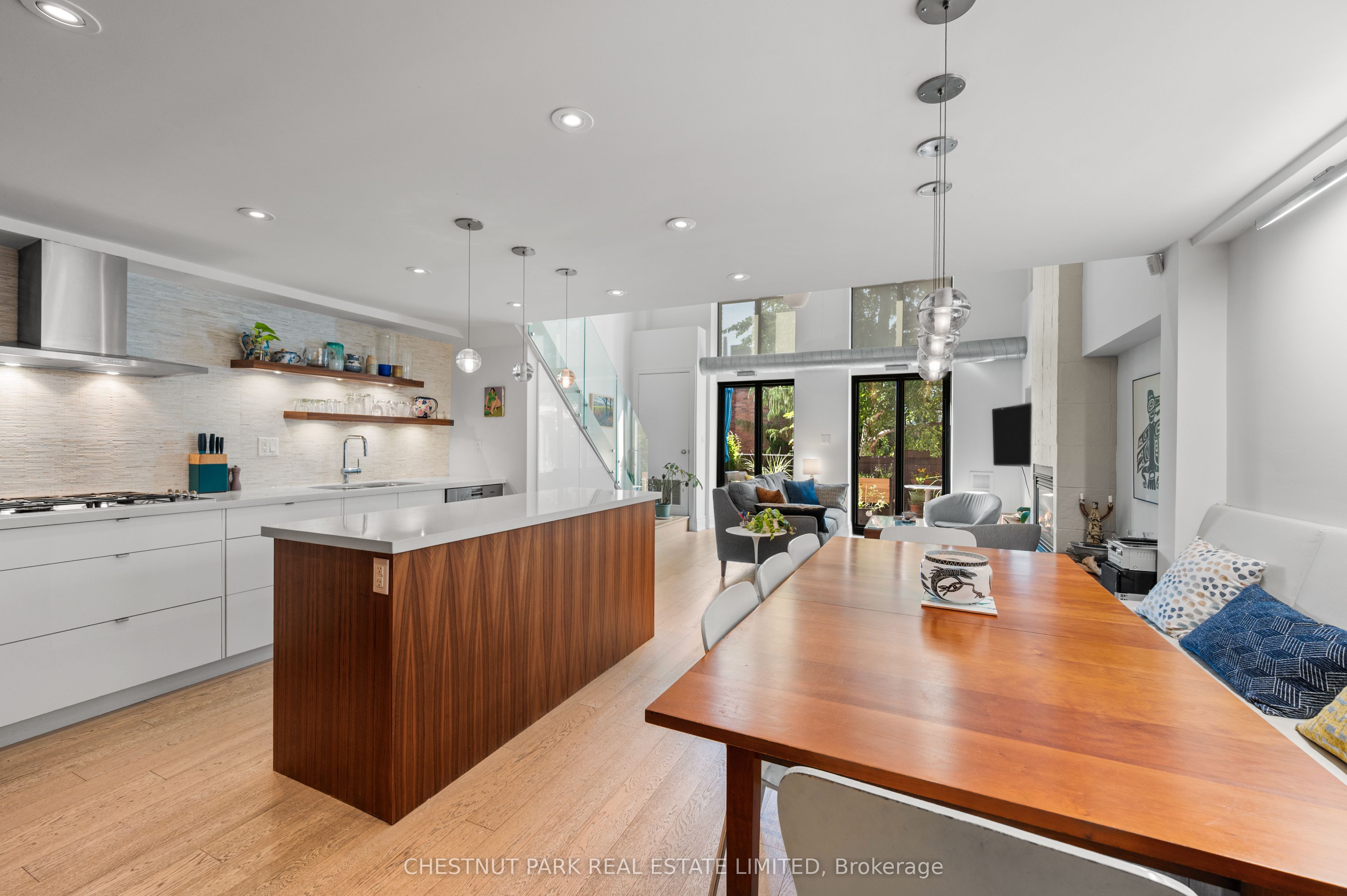 525 Logan Avenue 105, Toronto, ON M4K 3B3 photo 5