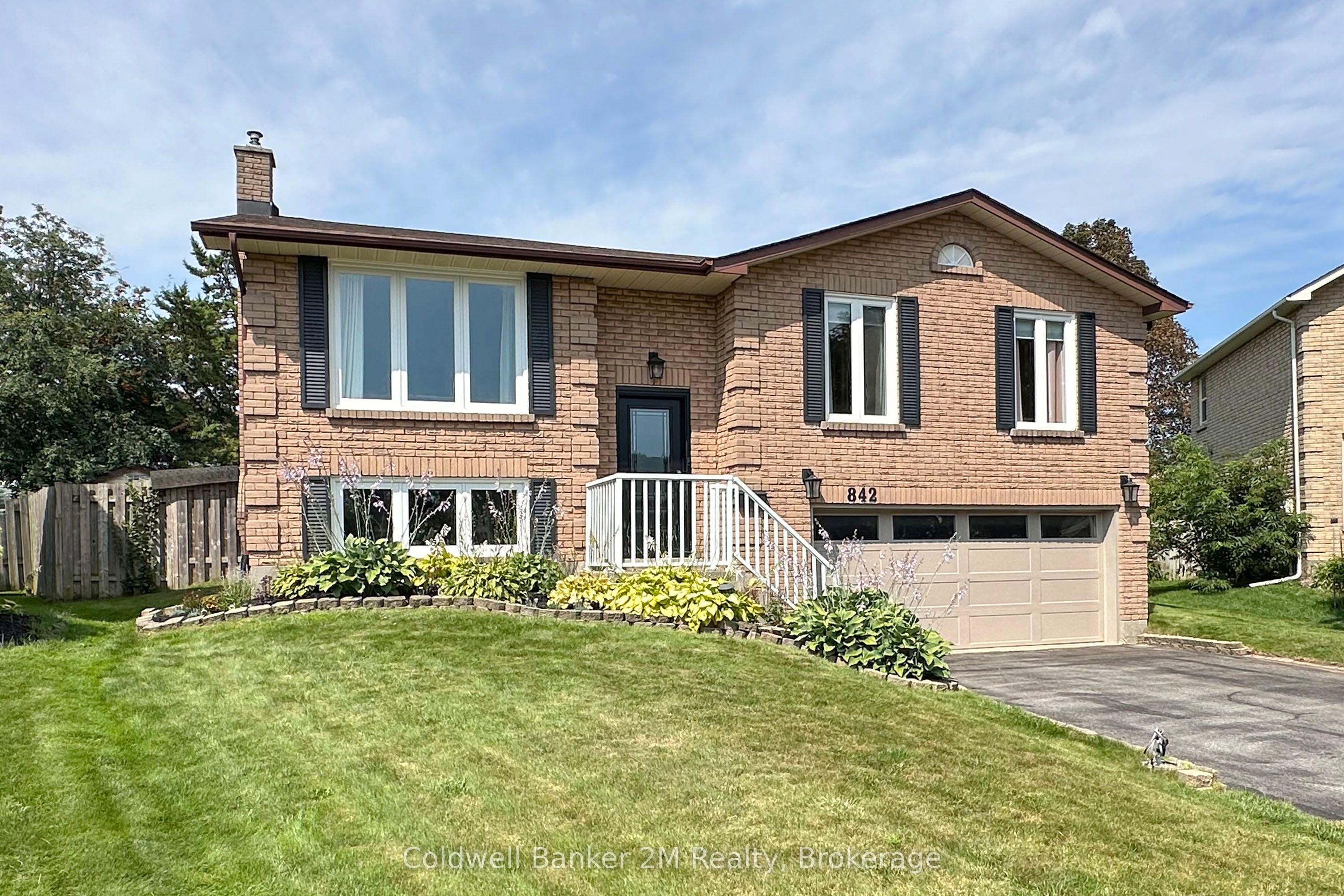 842 Saint Anne Court, Oshawa, ON L1J 7N1 photo 2