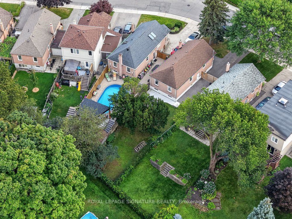 24 Glenshaw Crescent, Toronto, ON M4B 2C9 photo 3
