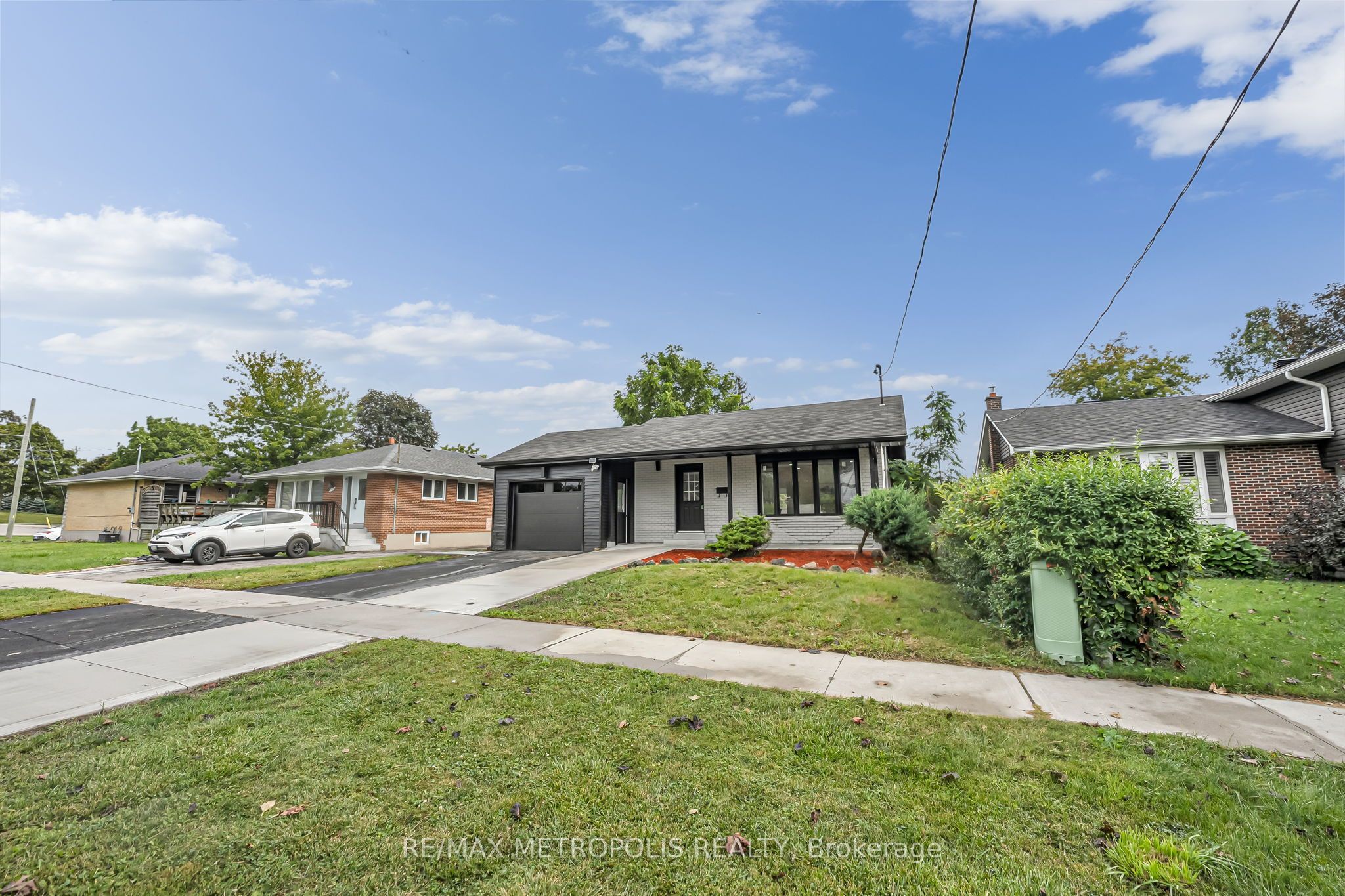 205 Clemence Avenue, Whitby, ON L1N 1E7 photo 2