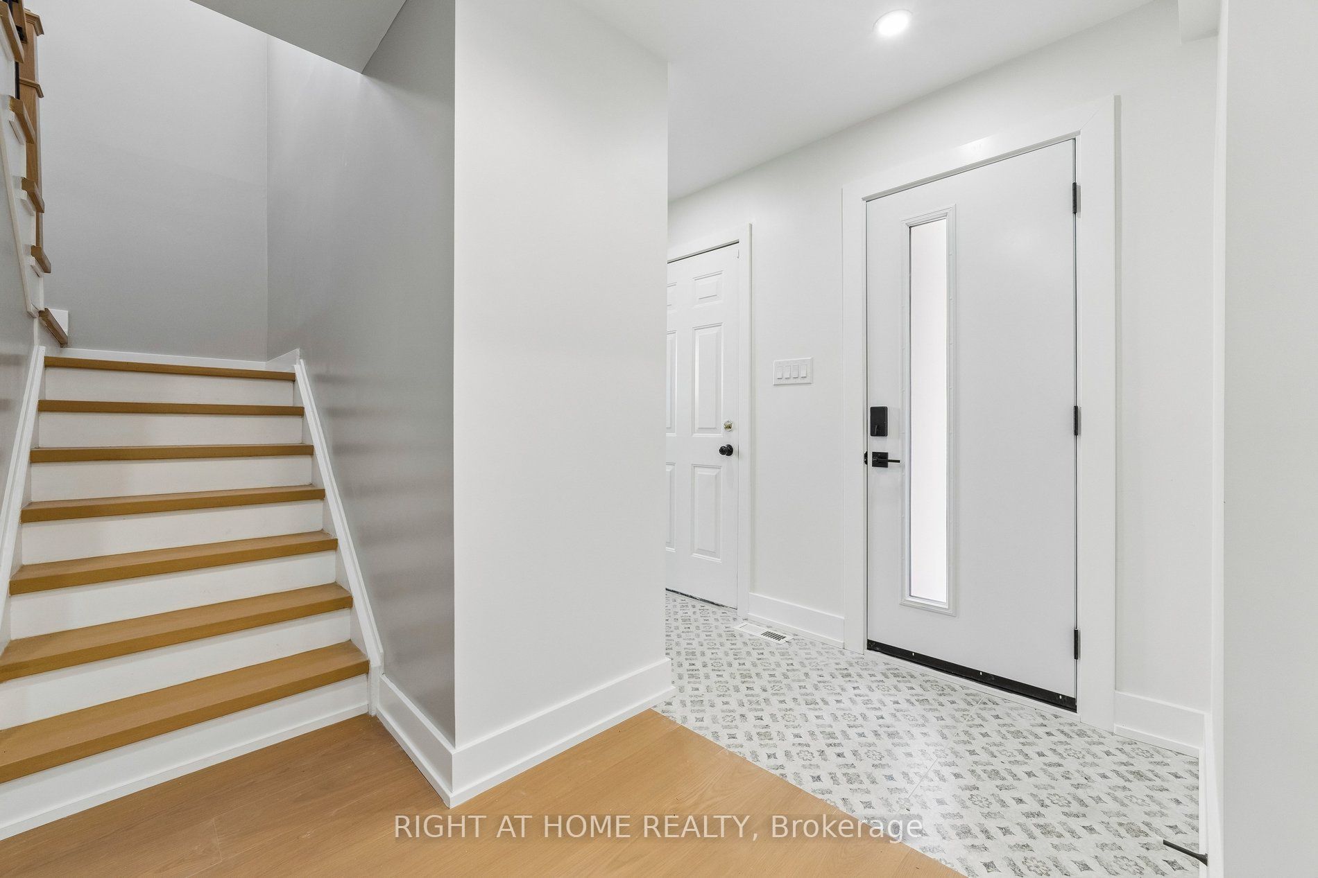 16 Ian Fleming Crescent, Whitby, ON L1R 2E2 photo 2