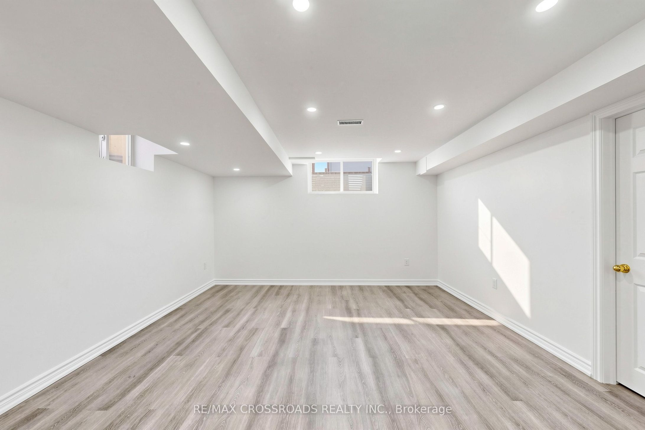 2385 Dress Circle Crescent, Oshawa, ON L1L 0L8 photo 2