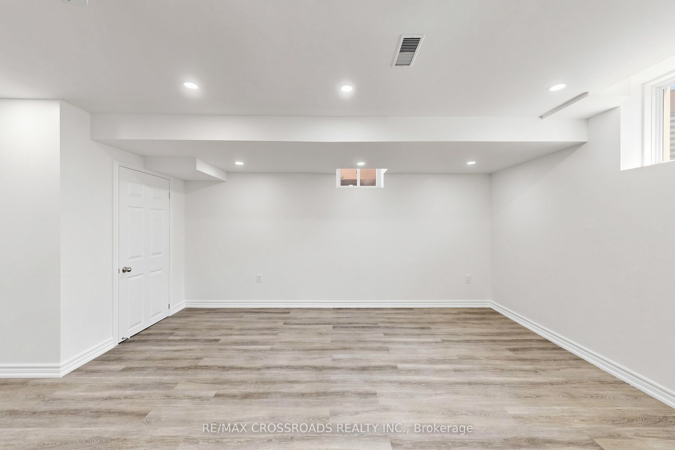 2385 Dress Circle Crescent, Oshawa, ON L1L 0L8 photo 3