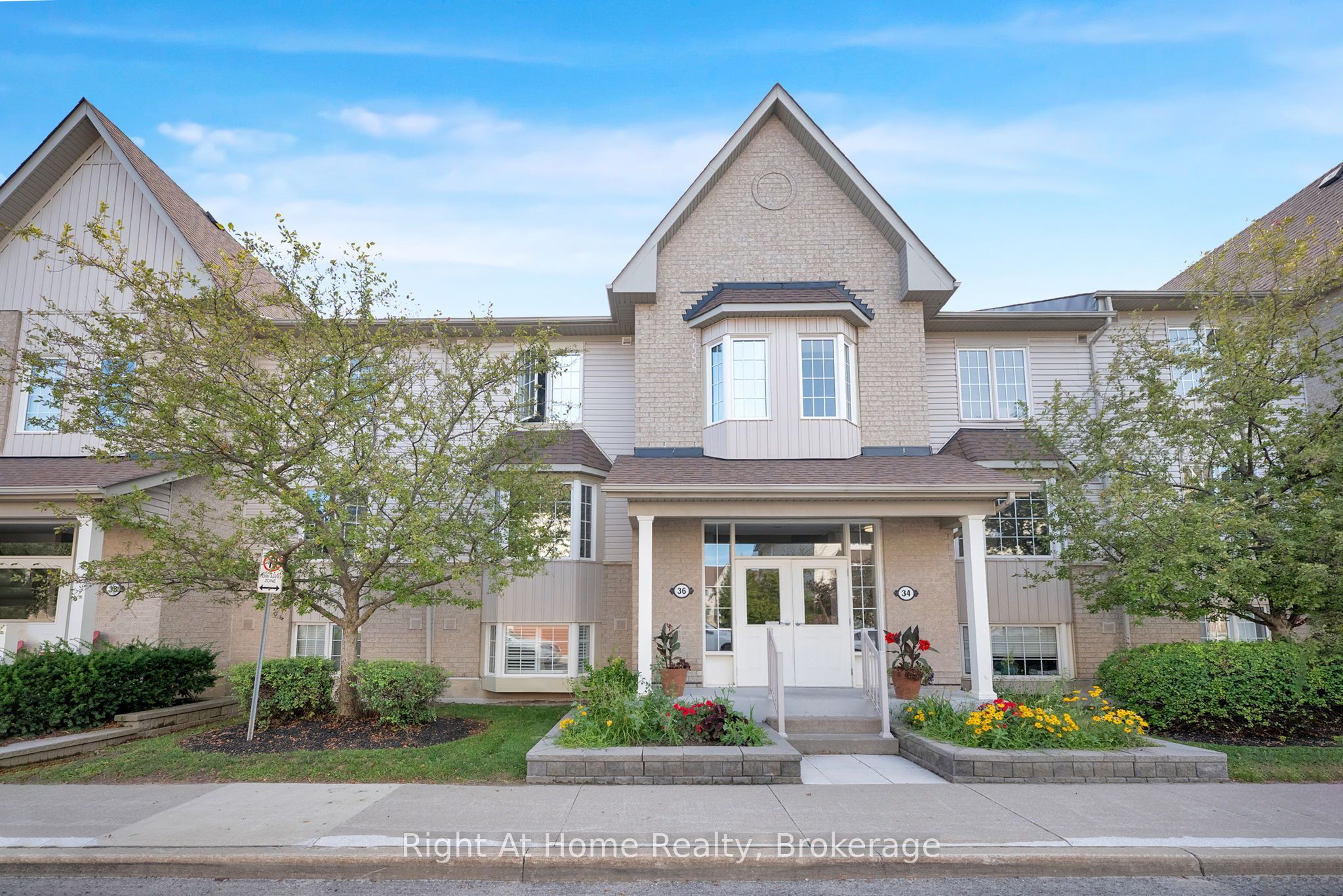 36 Petra Way 2, Whitby, ON L1R 0A5