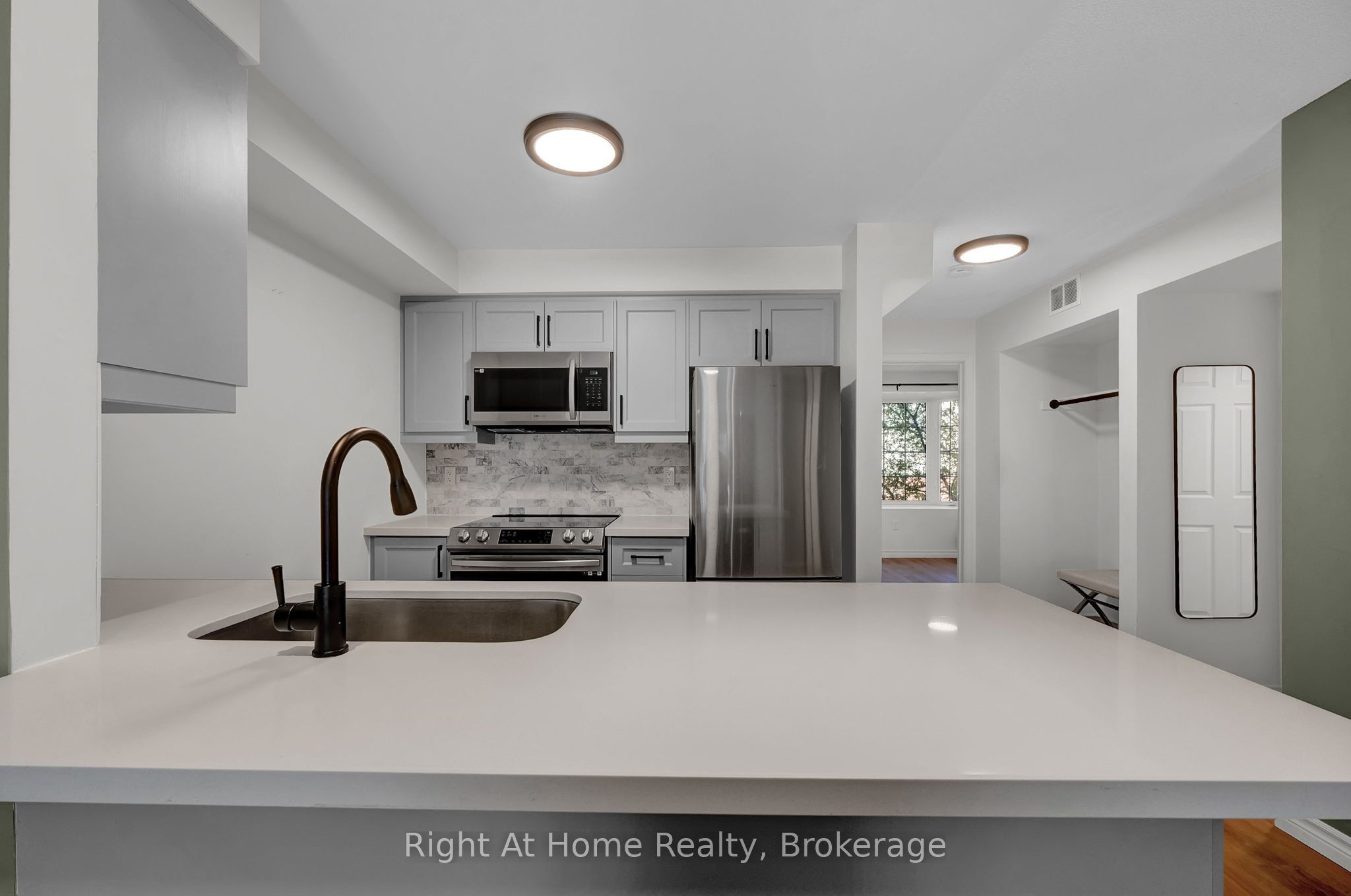 36 Petra Way 2, Whitby, ON L1R 0A5 photo 5
