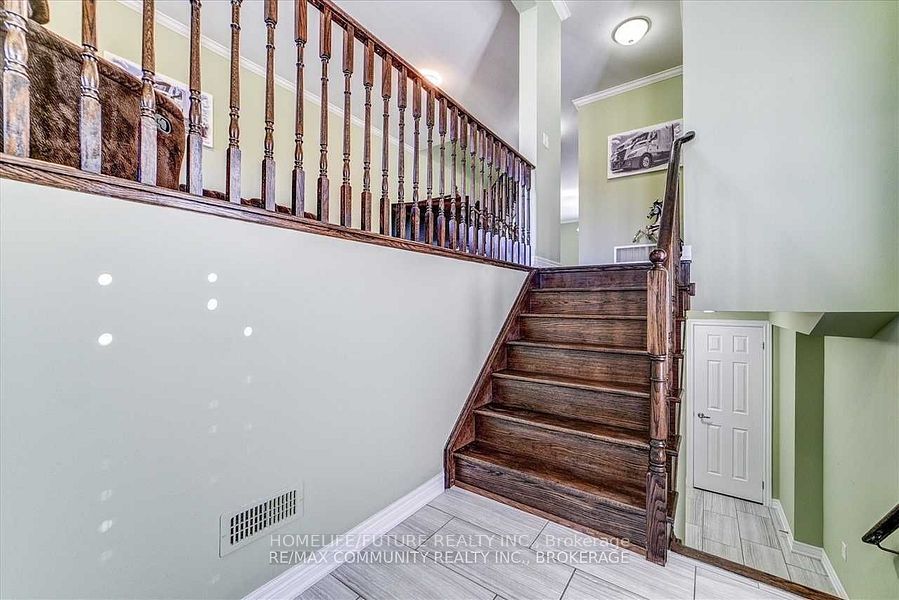 84 Wimbledon Court, Whitby, ON L1P 0A6 photo 3