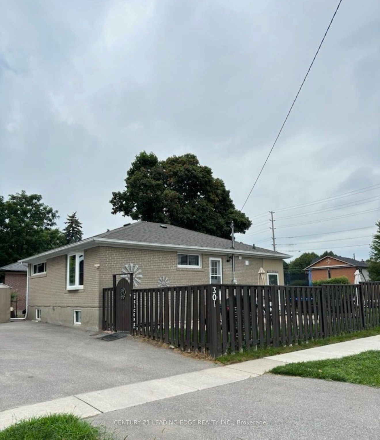 301 Rossland Road W, Whitby, ON L1N 3H8