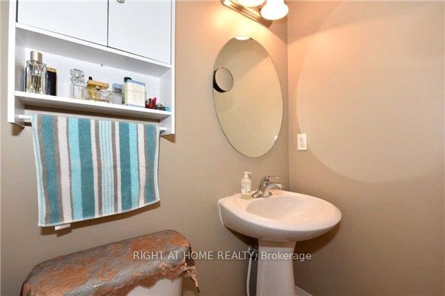32 Donlevy Crescent, Whitby, ON L1R 0B8 photo 5
