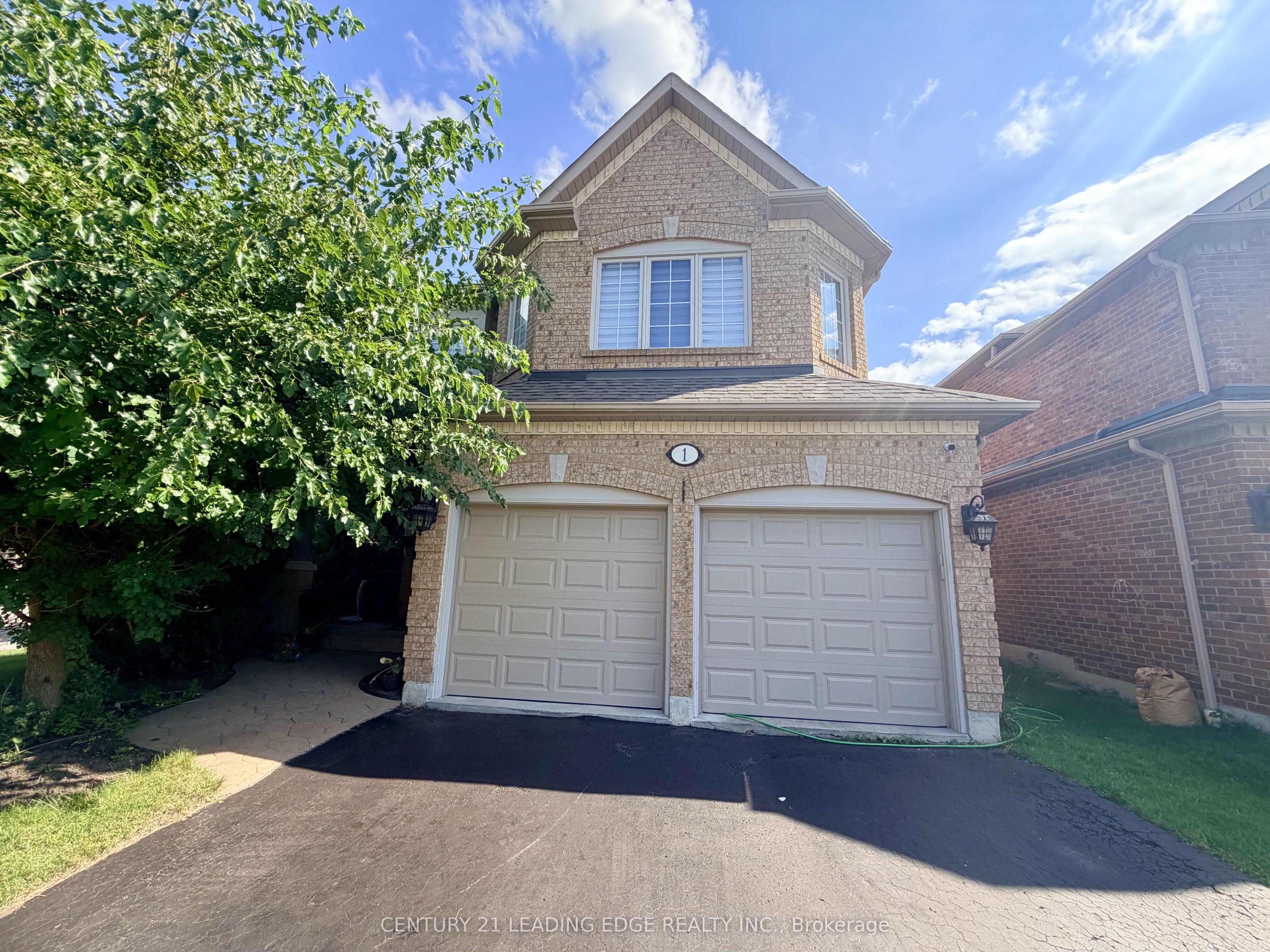 1 Castle Green Drive, Whitby, ON L1R 2P9 photo 2