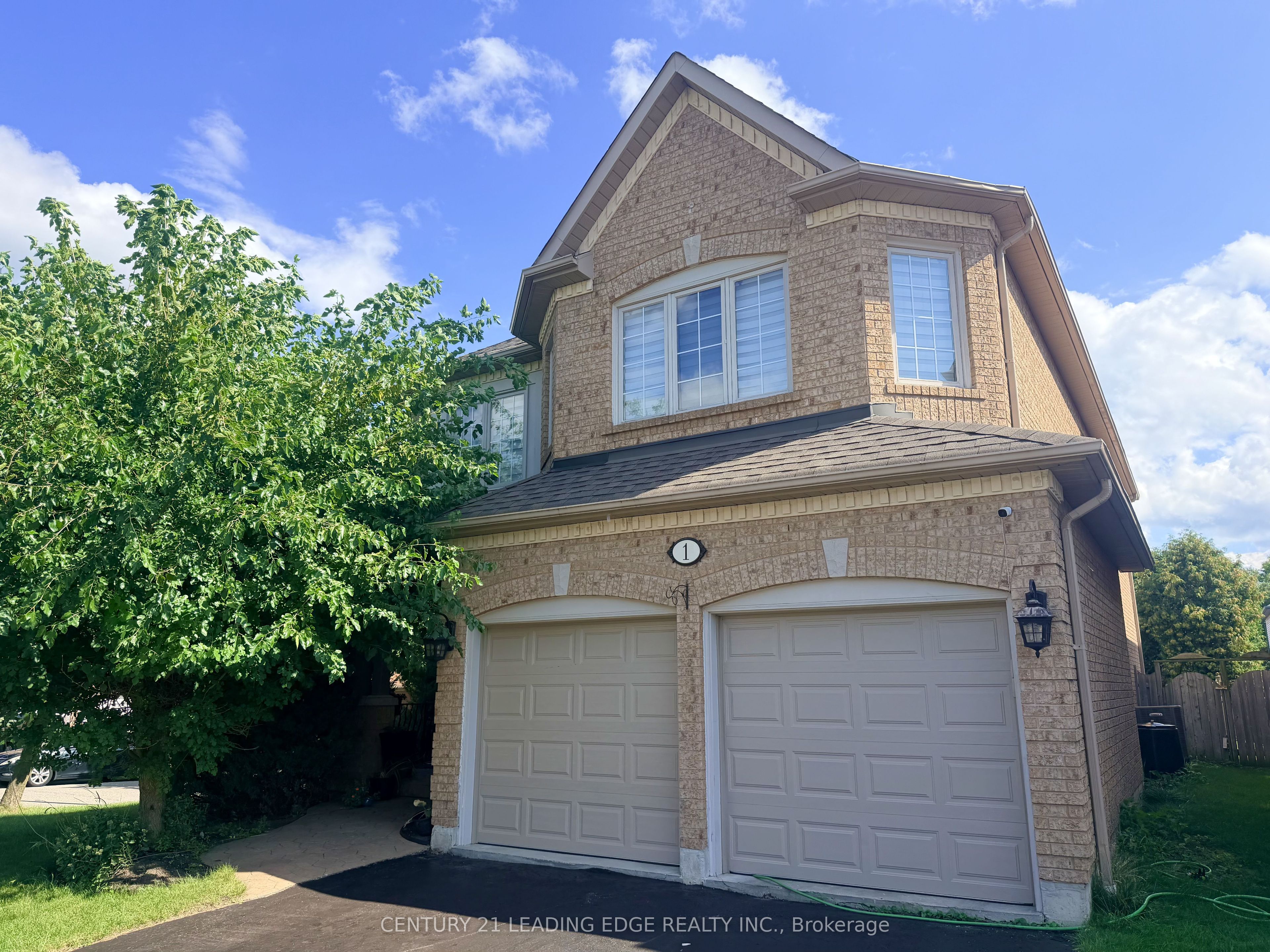 1 Castle Green Drive, Whitby, ON L1R 2P9 photo 3