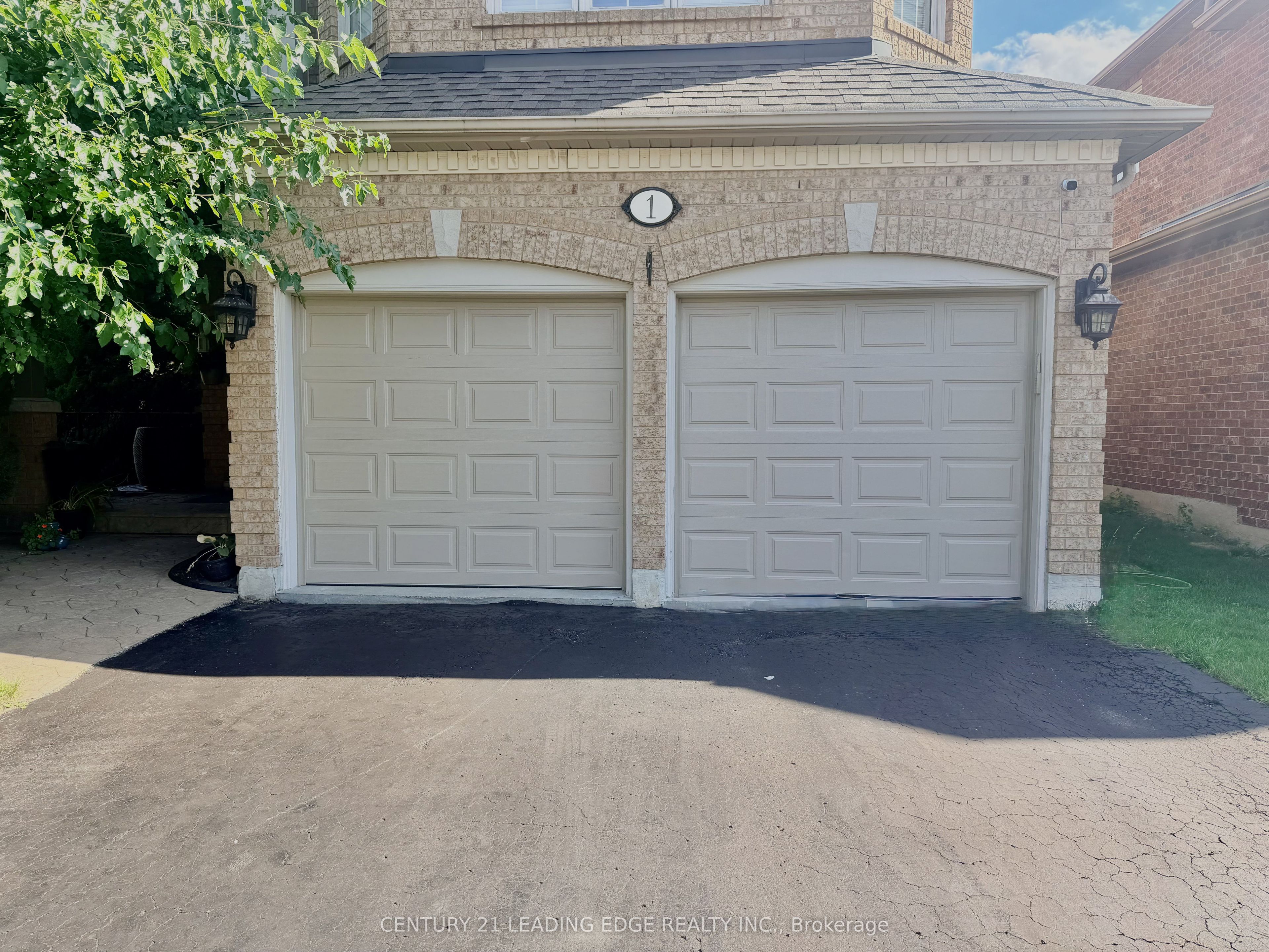 1 Castle Green Drive, Whitby, ON L1R 2P9 photo 4