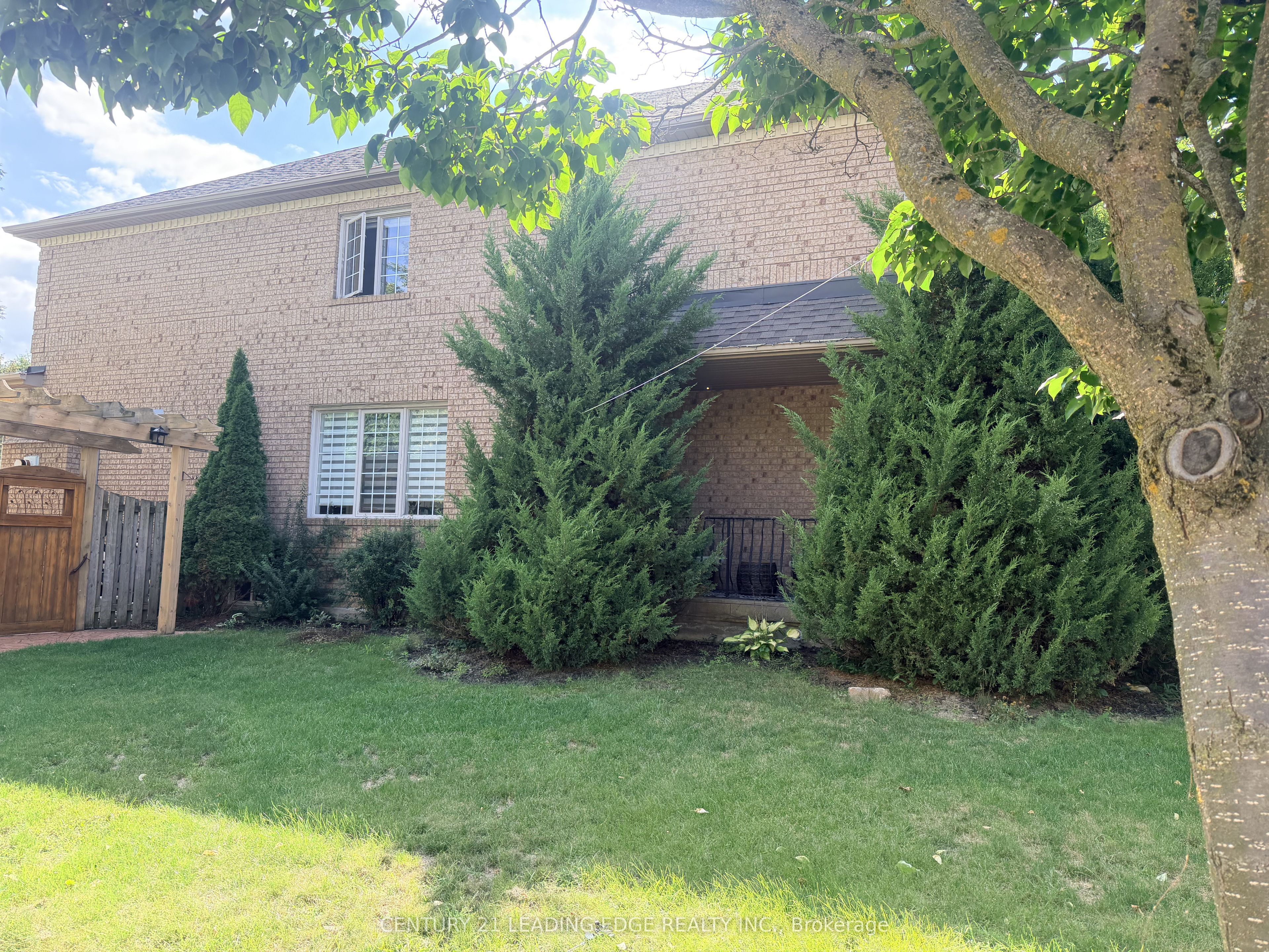 1 Castle Green Drive, Whitby, ON L1R 2P9 photo 5