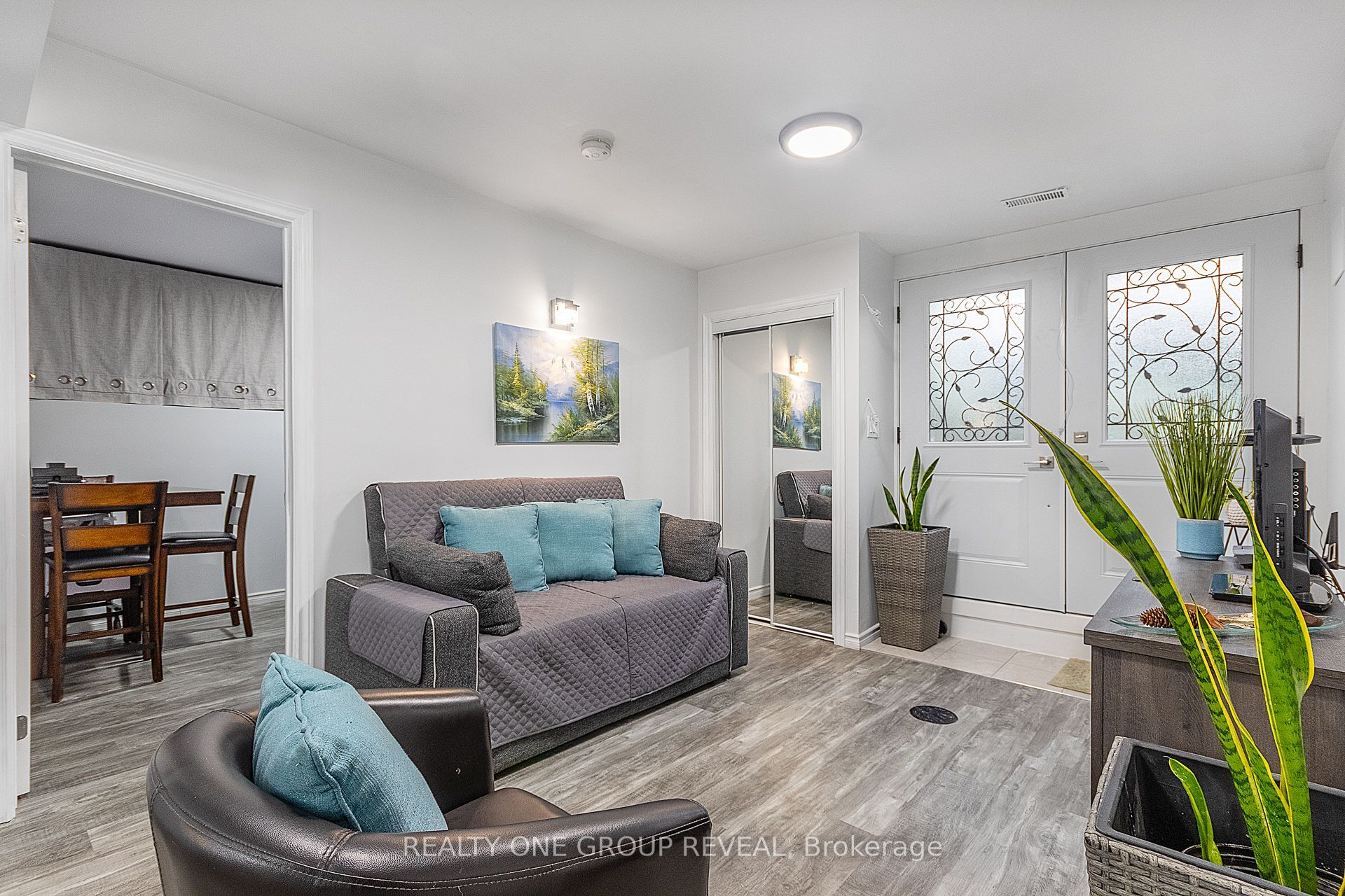524 Simcoe Street S Lower, Oshawa, ON L1H 4J8