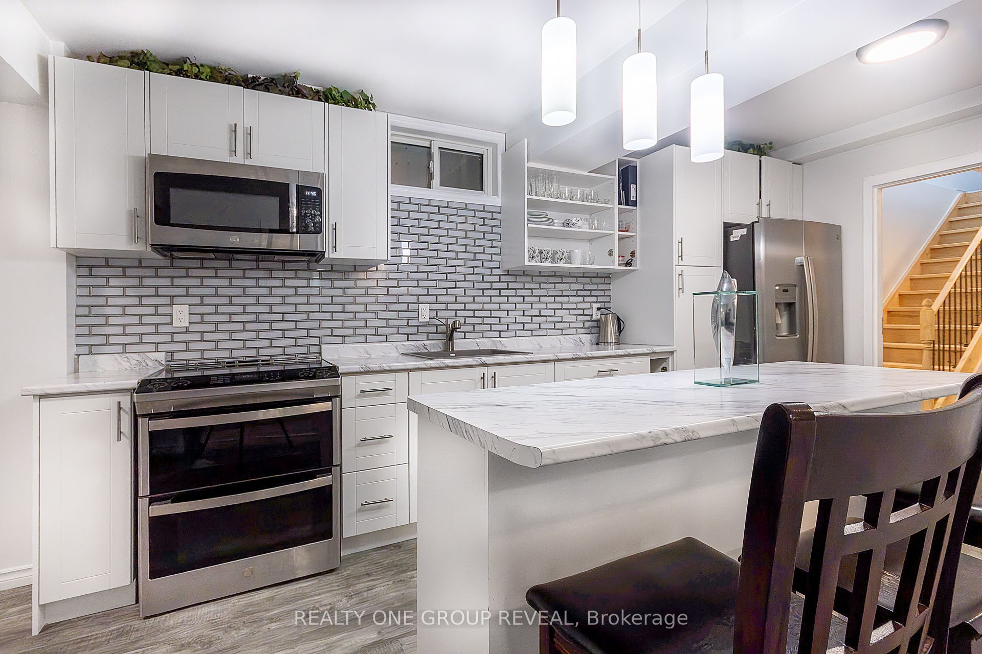 524 Simcoe Street S Lower, Oshawa, ON L1H 4J8 photo 4