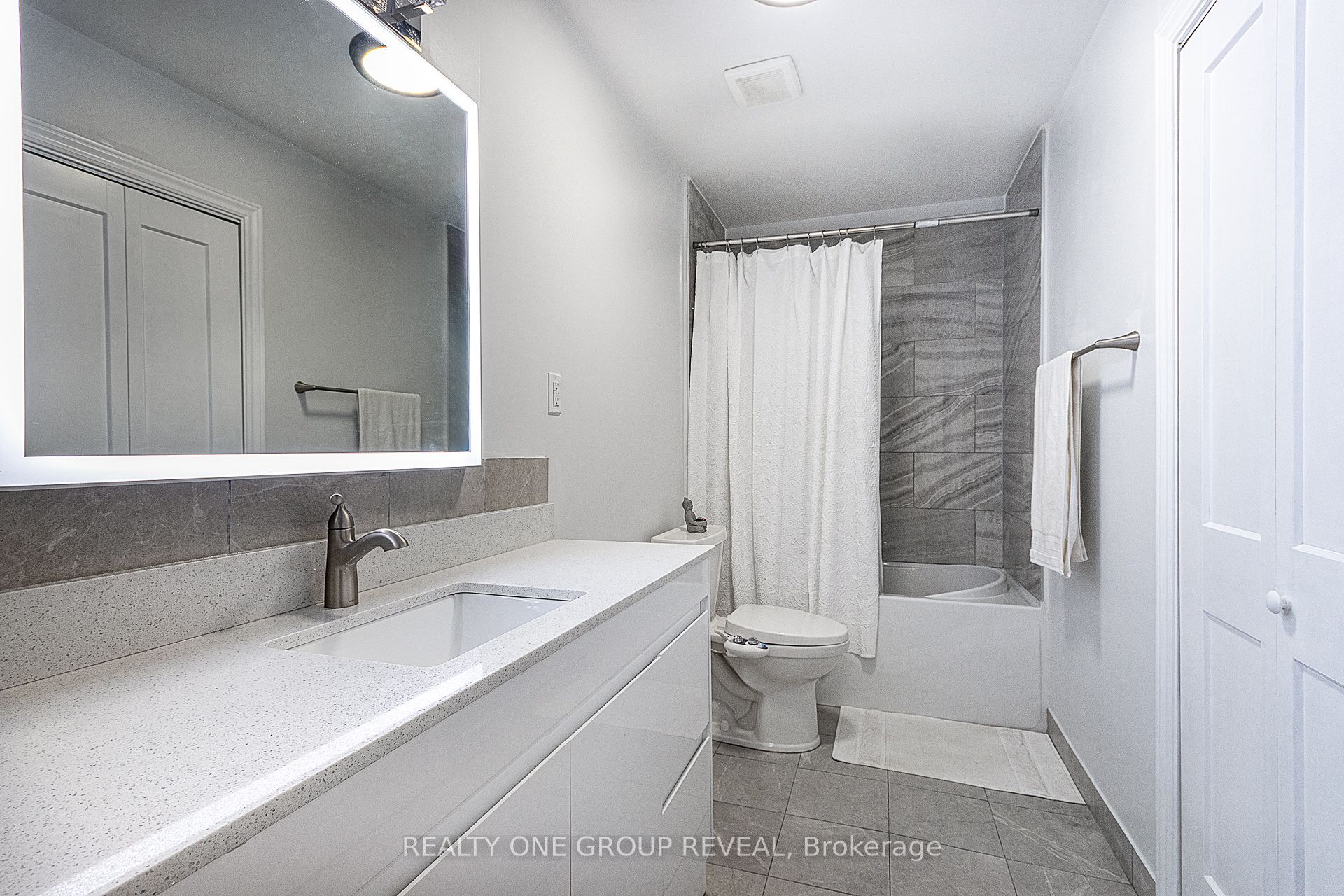 524 Simcoe Street S Lower, Oshawa, ON L1H 4J8 photo 5