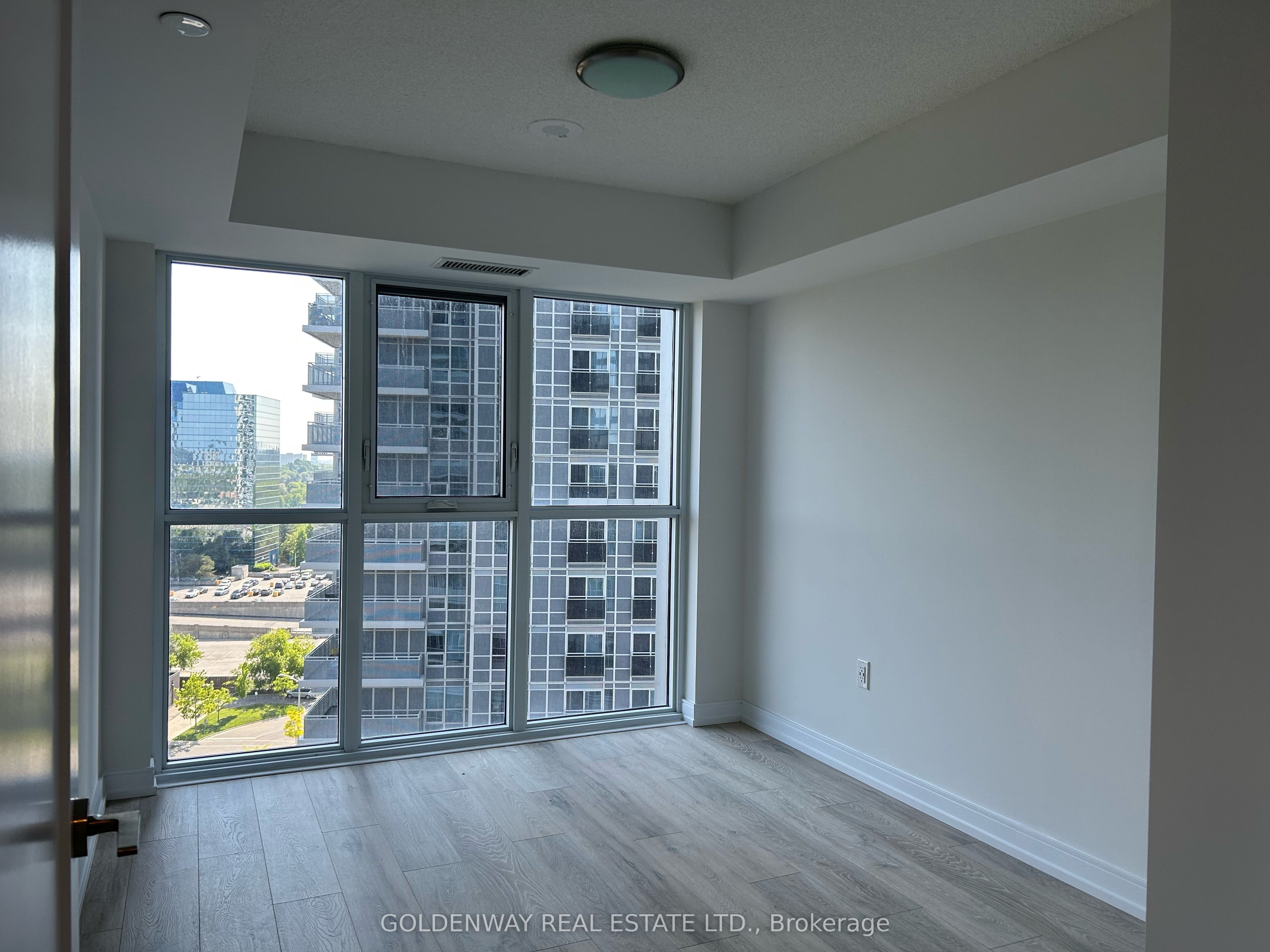 225 Village Green Square 1305, Toronto, ON M1S 0N4 photo 5
