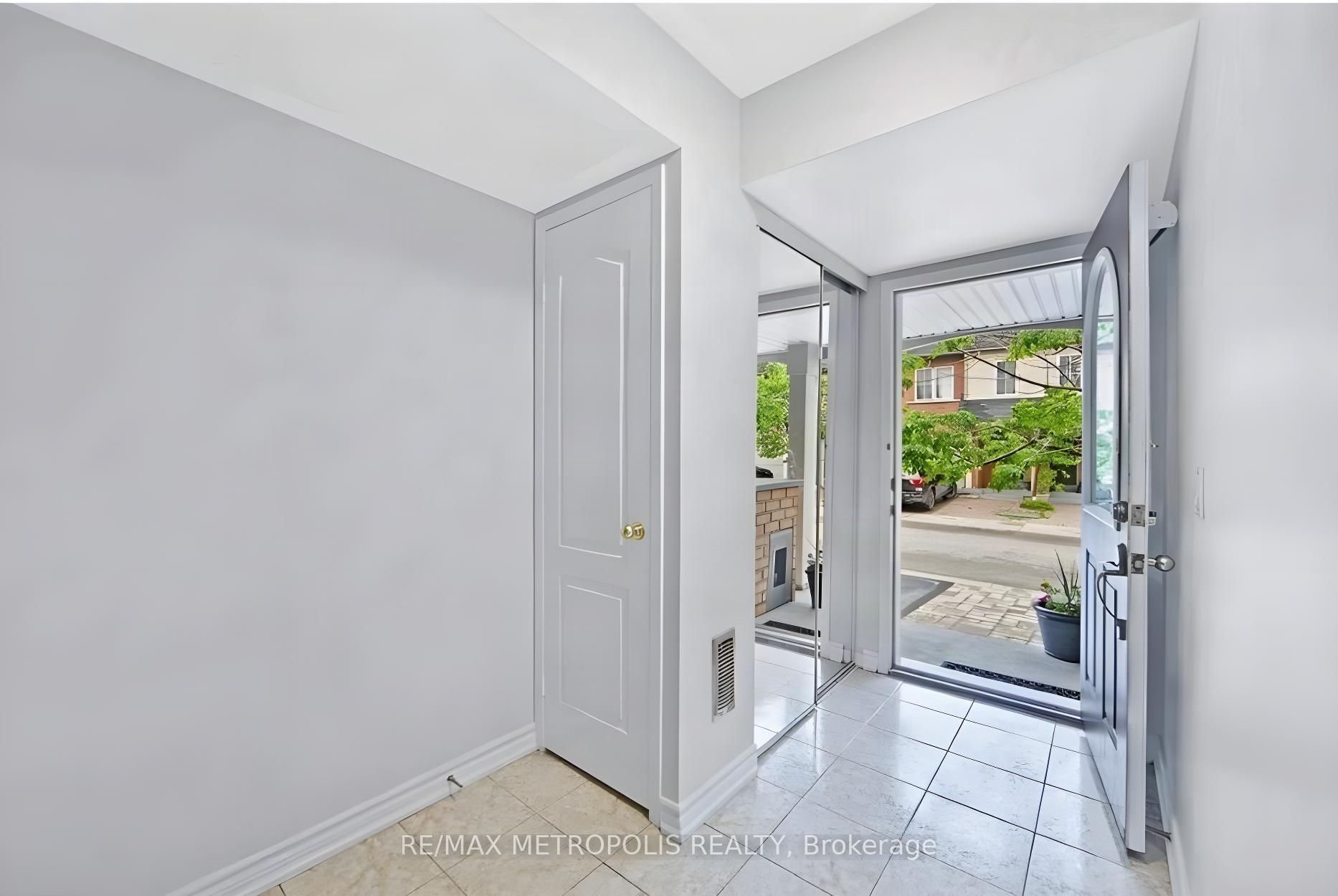 10 Pat Brooks Terrace, Toronto, ON M1P 5G6 photo 3