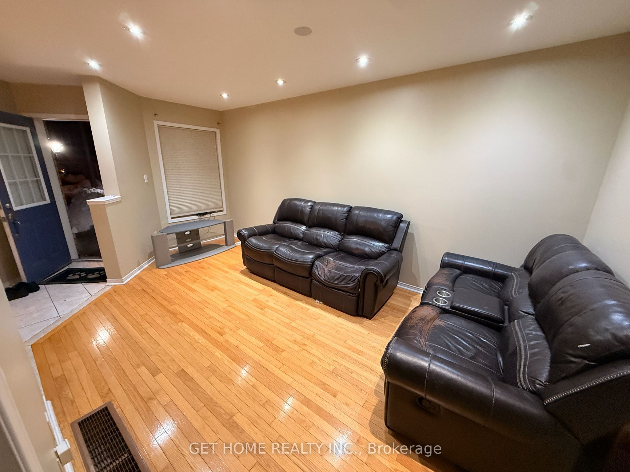 240 Mclevin Avenue Main, Toronto, ON M1B 6C3 photo 3