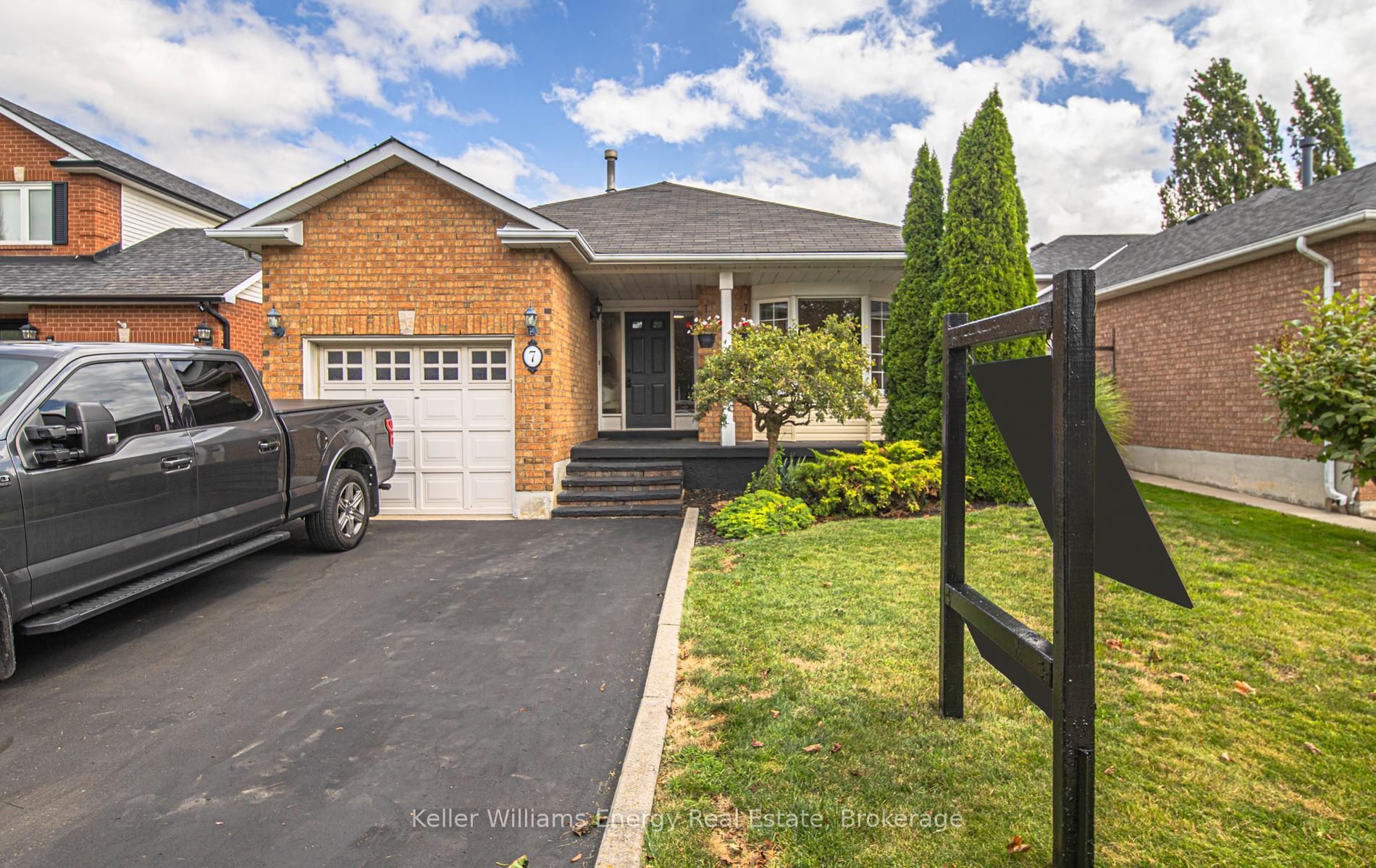 7 Stirling Avenue, Clarington, ON L1E 1X7