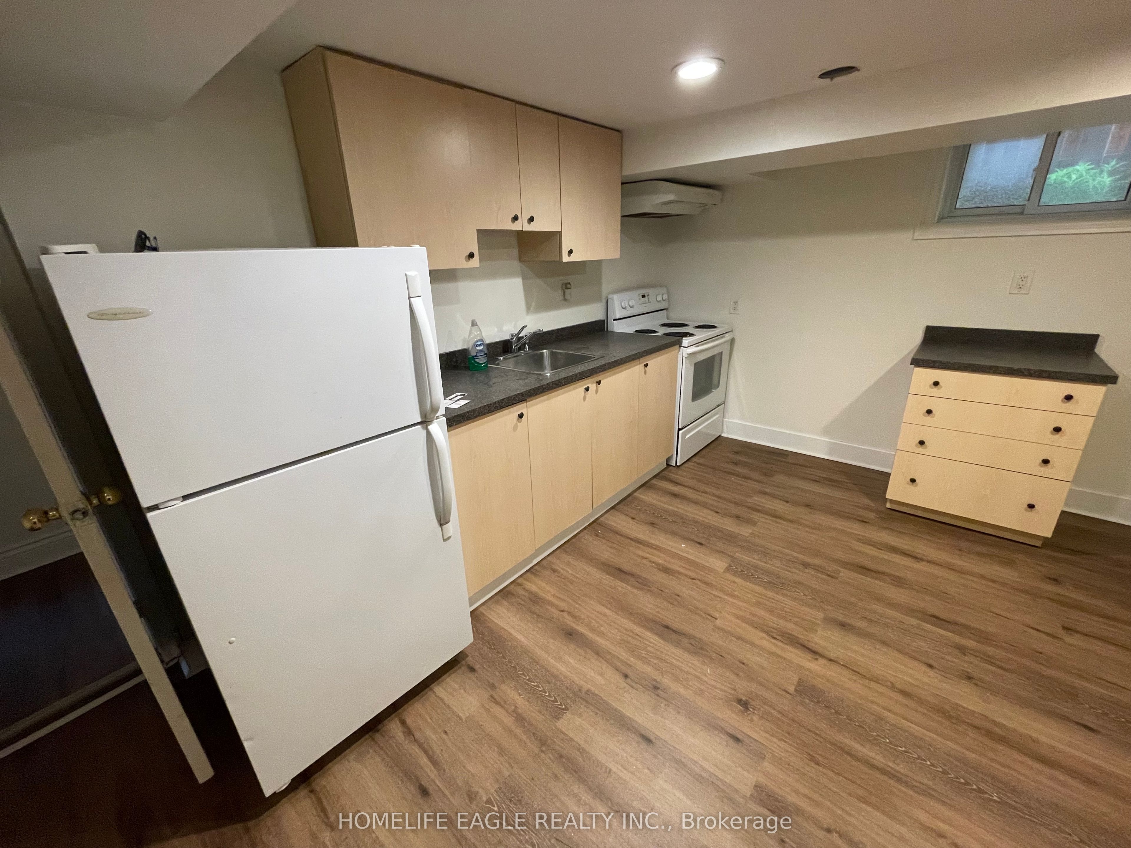 1277 Broadview Avenue Lower Level, Toronto, ON M4K 2T5 photo 4