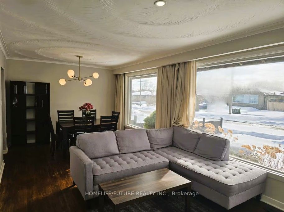 7 Stonehenge Crescent Main, Toronto, ON M1G 2P5 photo 5