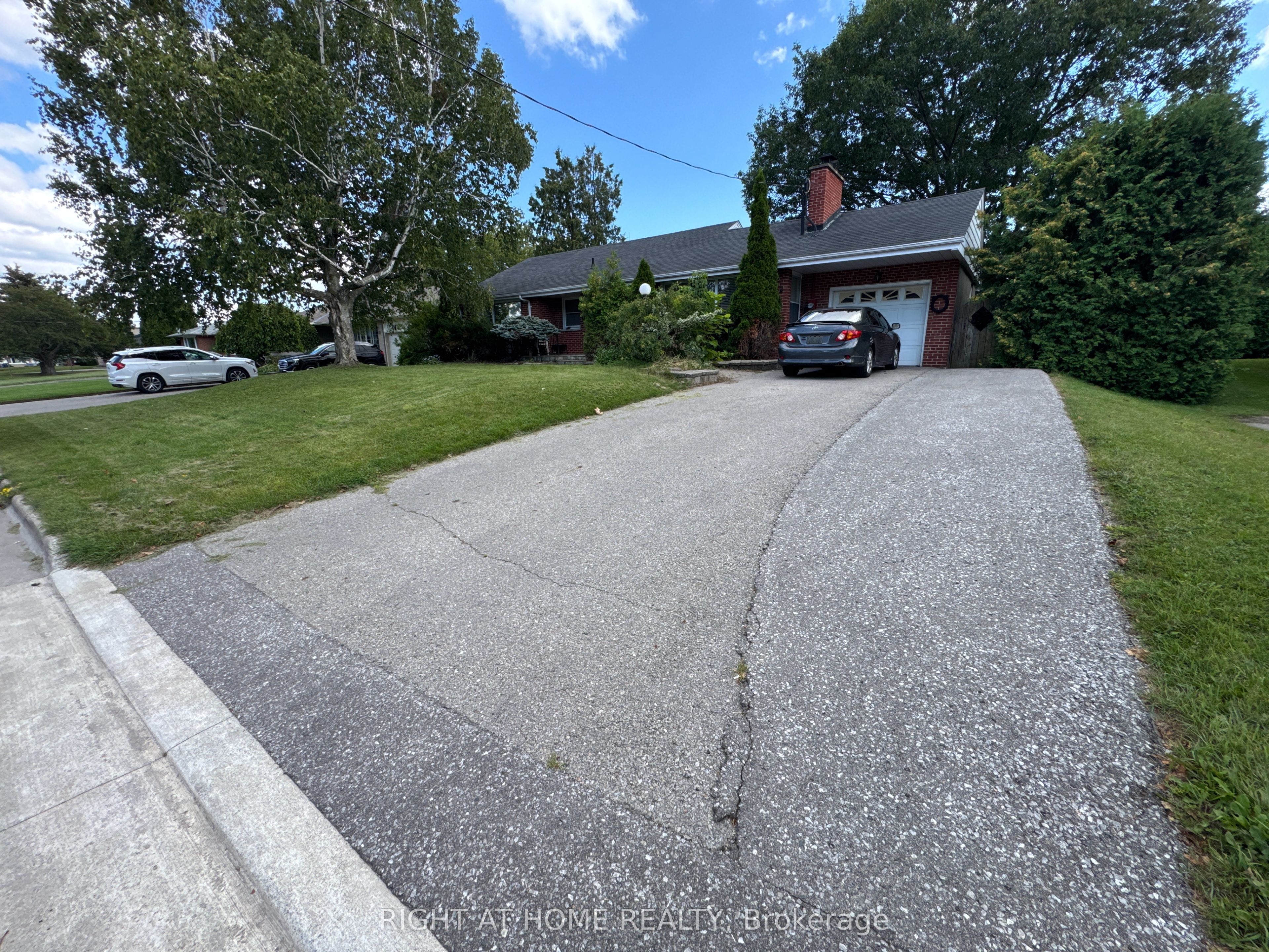 77 Churchill Avenue, Oshawa, ON L1G 3K7 photo 2