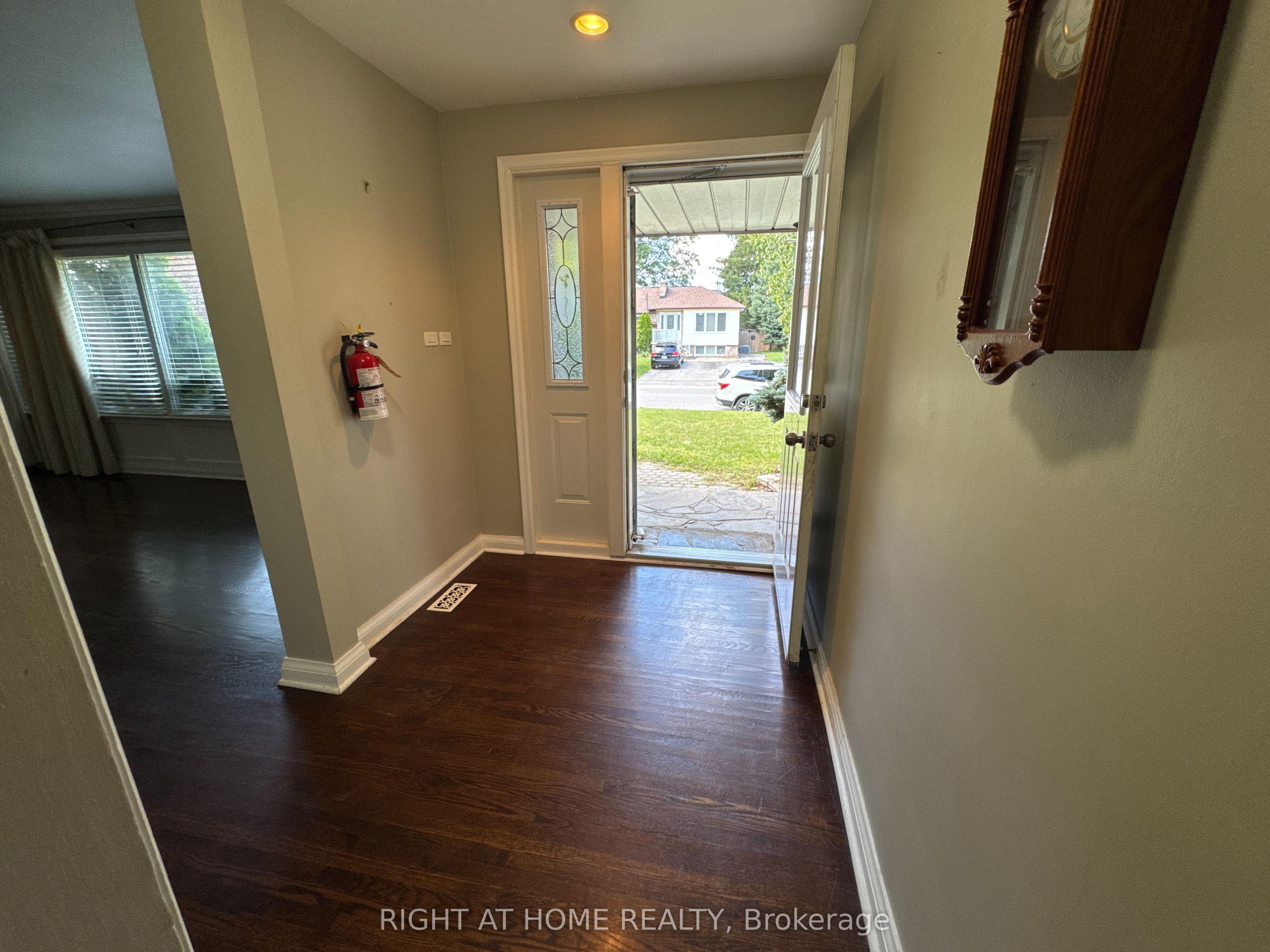 77 Churchill Avenue, Oshawa, ON L1G 3K7 photo 4
