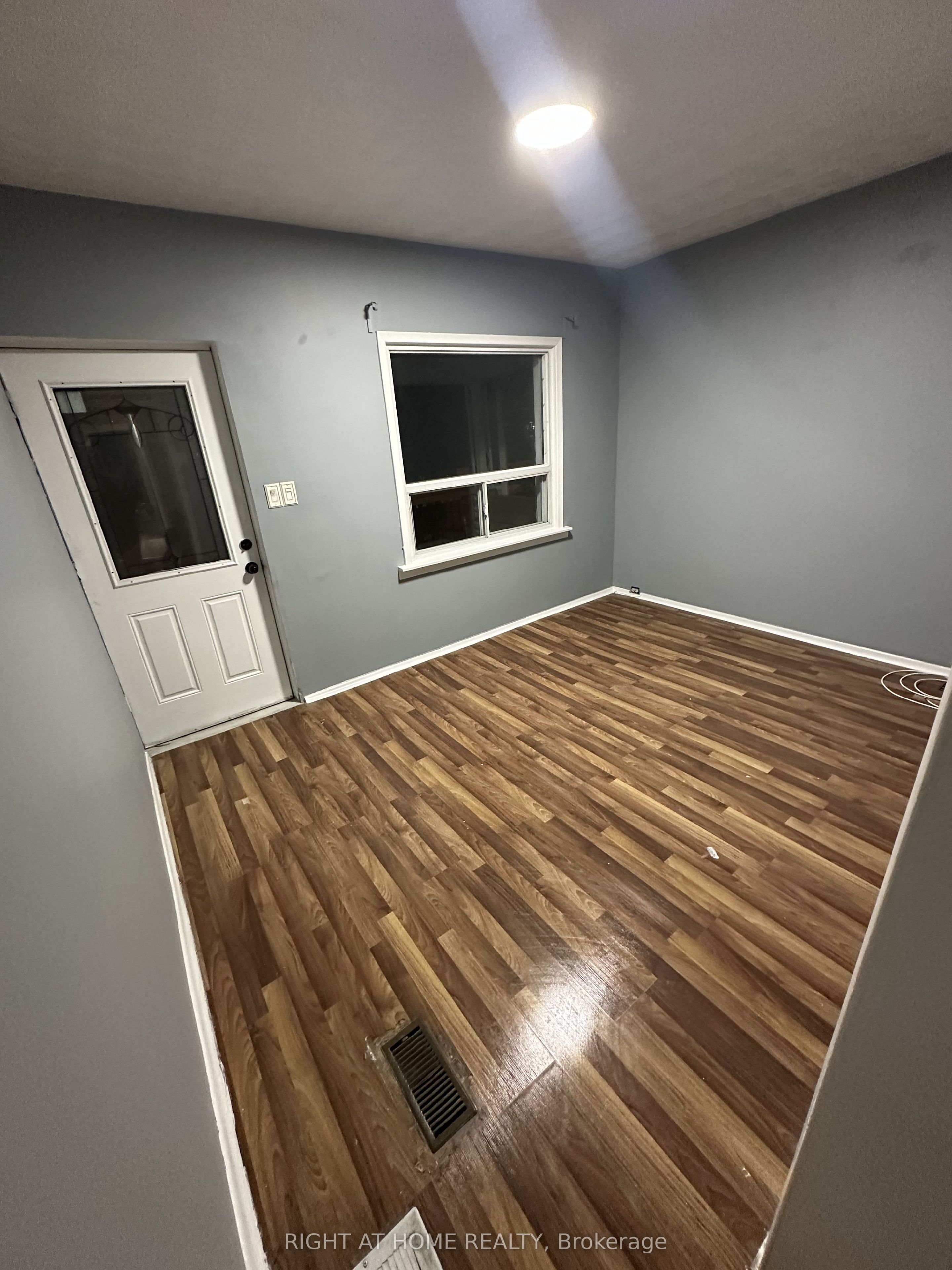683 Mortimer Avenue, Toronto, ON M4C 2K1 photo 4