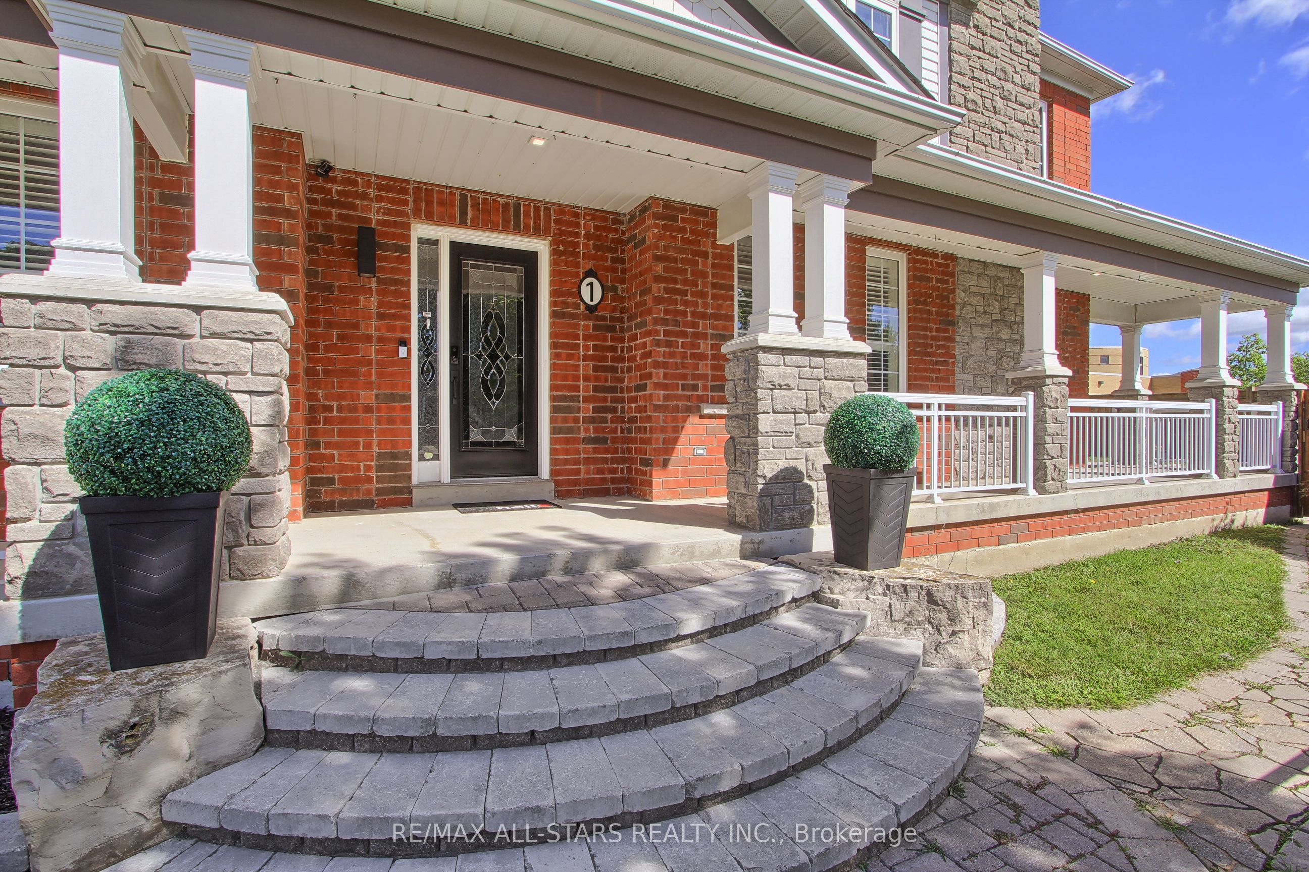 1 Hatch Street, Whitby, ON L1M 2G3 photo 3