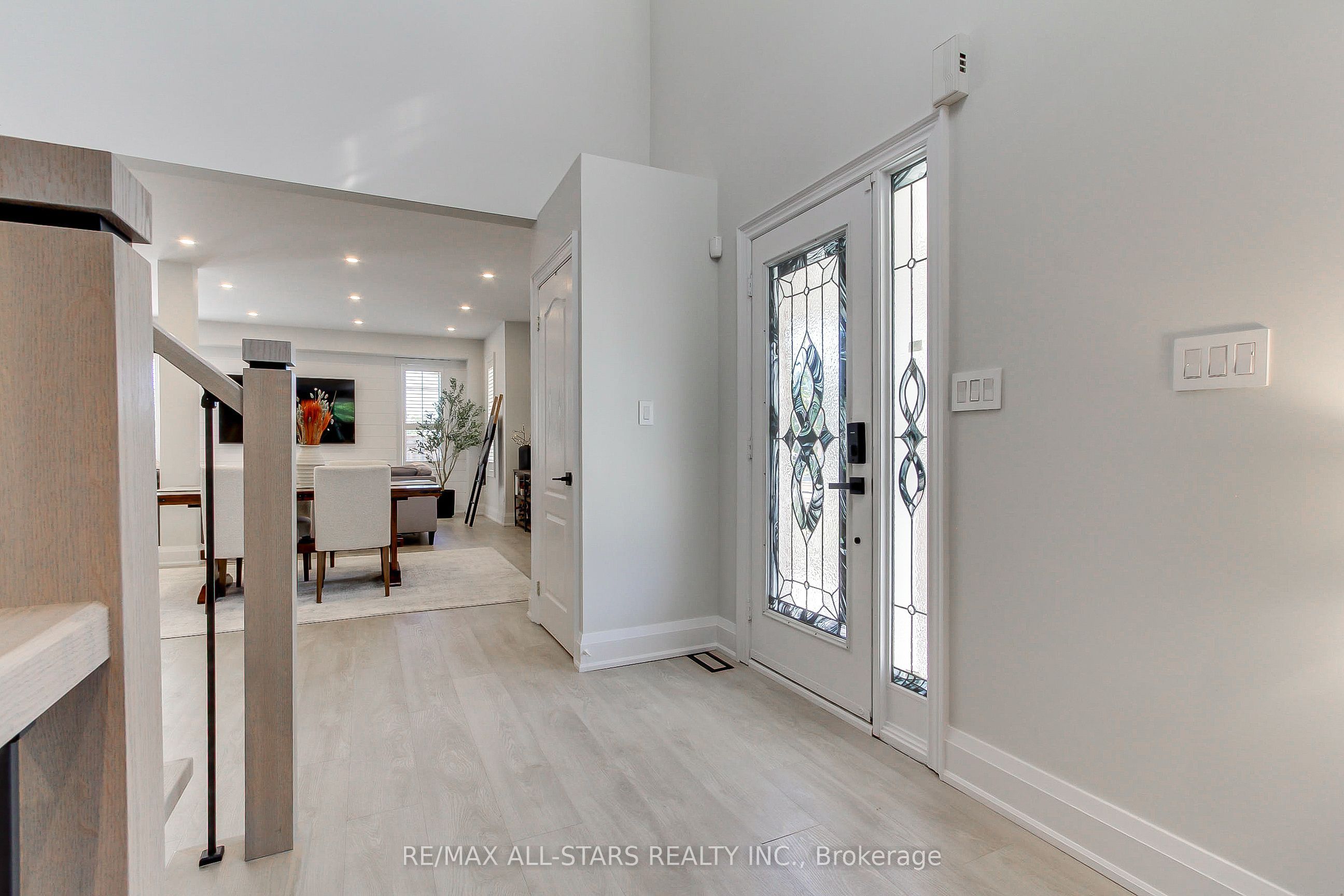 1 Hatch Street, Whitby, ON L1M 2G3 photo 4