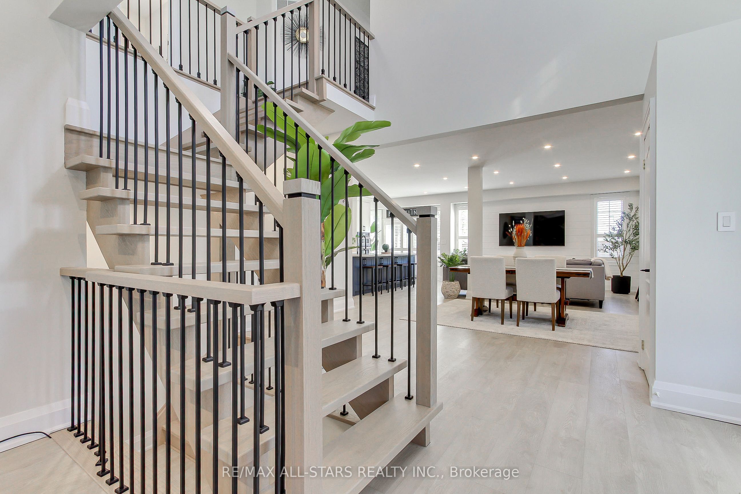 1 Hatch Street, Whitby, ON L1M 2G3 photo 5
