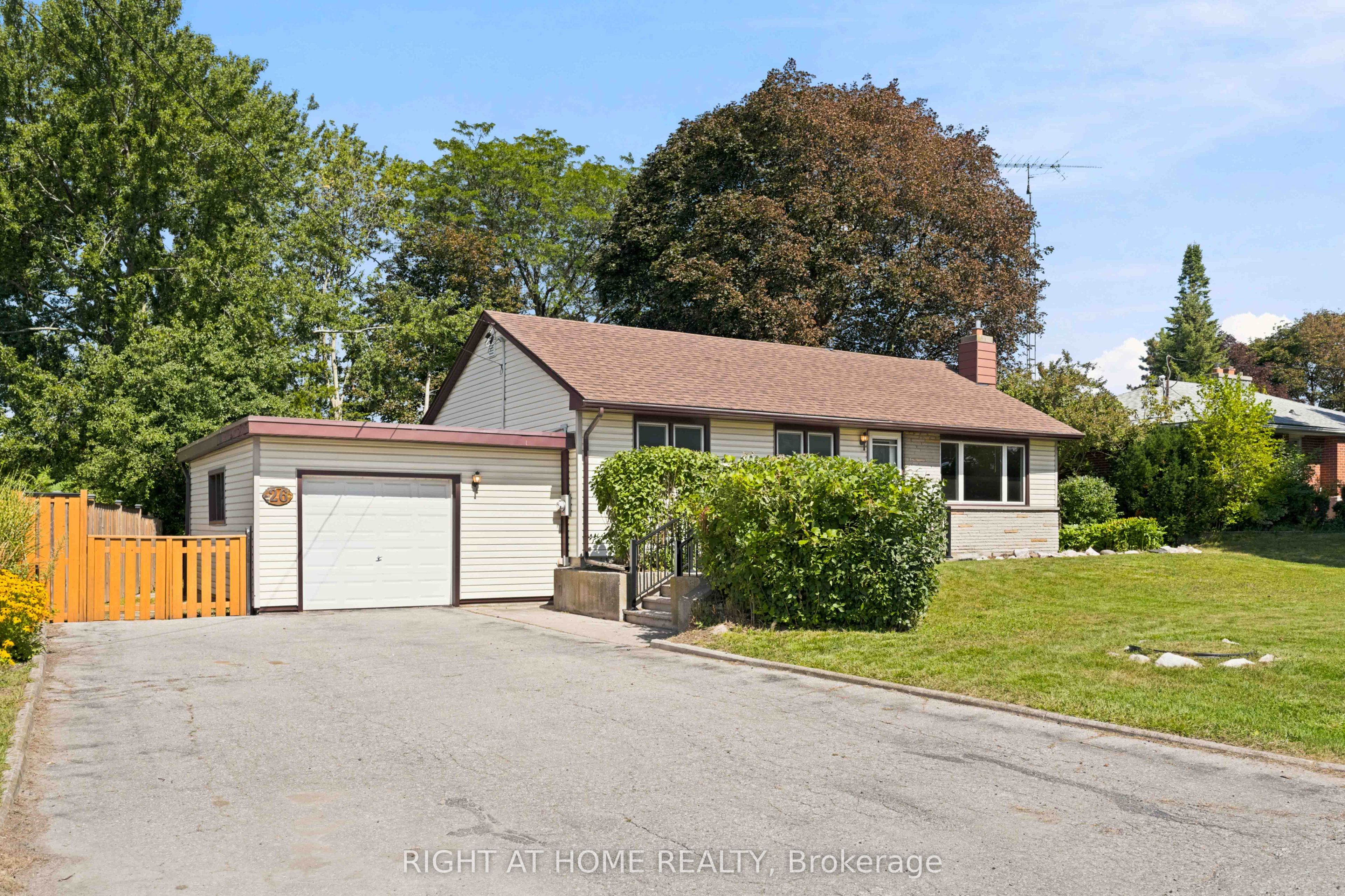 26 Phair Avenue, Clarington, ON L1E 2W5