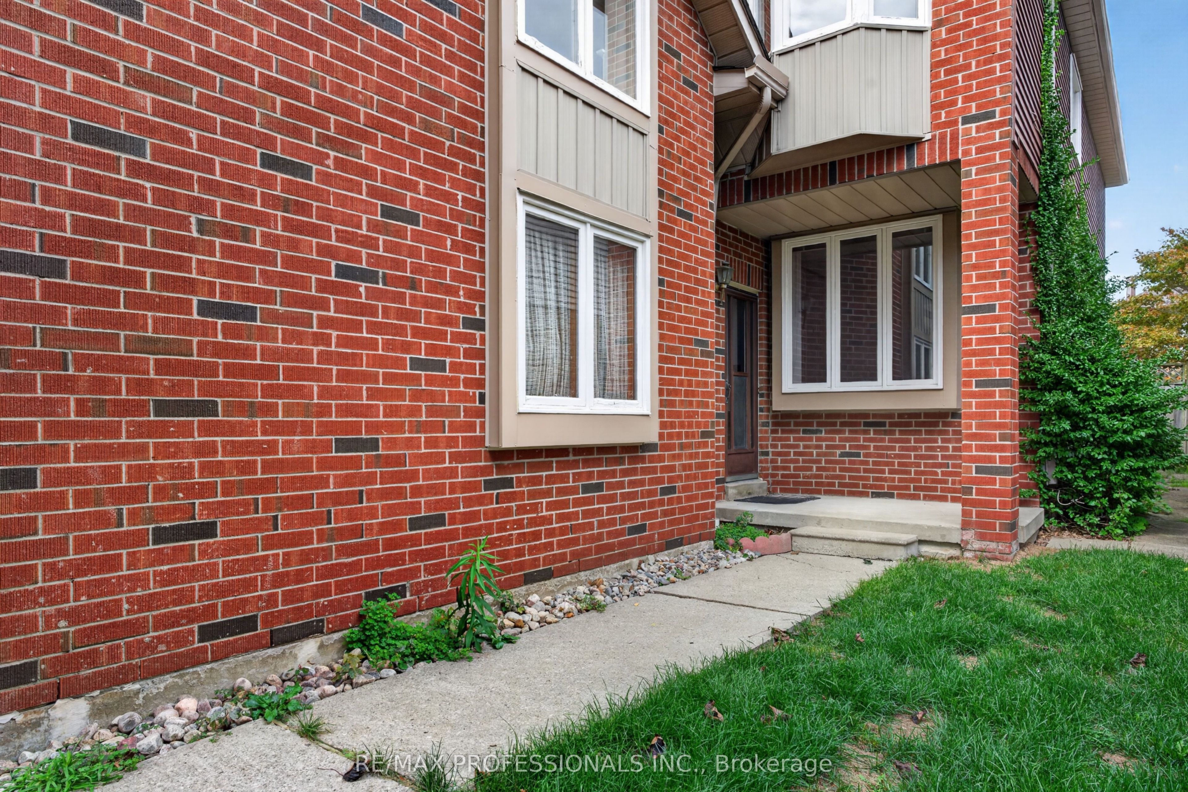 1001 Redbird Crescent, Pickering, ON L1V 5K4 photo 3